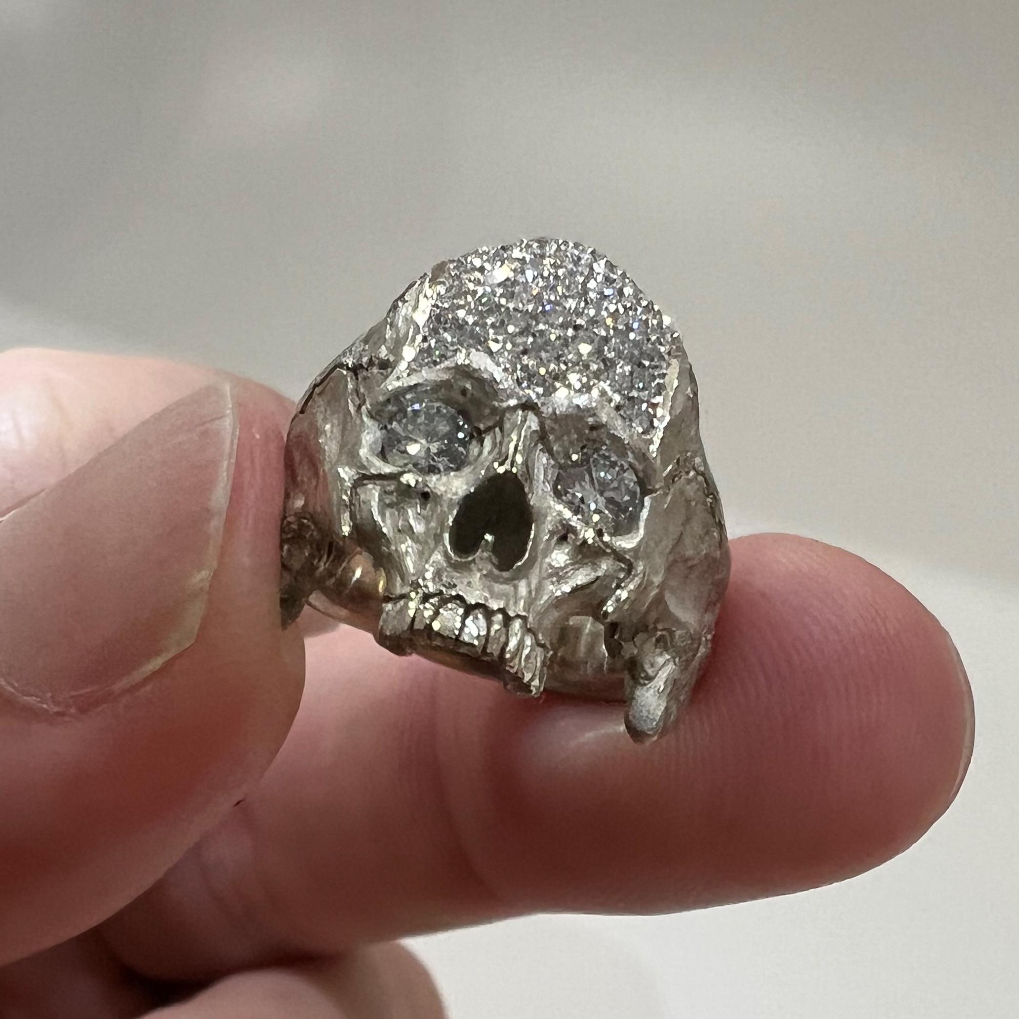 Round Cut 18kt White Gold Skull Ring with VS1 Natural Diamond Cocktail Ring For Sale