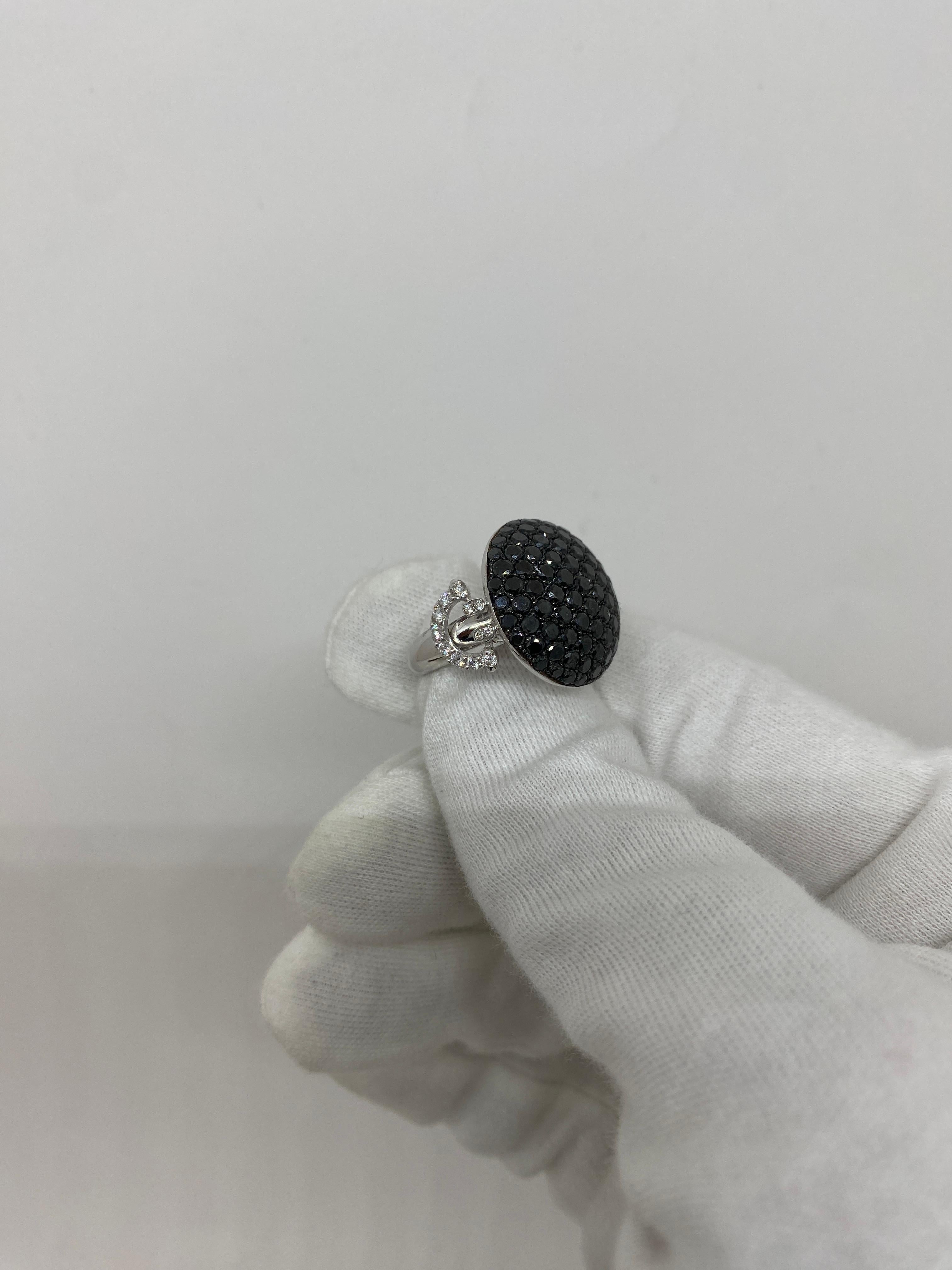 18 kt white gold ring paved with natural black brilliant-cut diamonds and side smiley in natural white brilliant-cut diamonds

Welcome to our jewelry collection, where every piece tells a story of timeless elegance and unparalleled craftsmanship. As