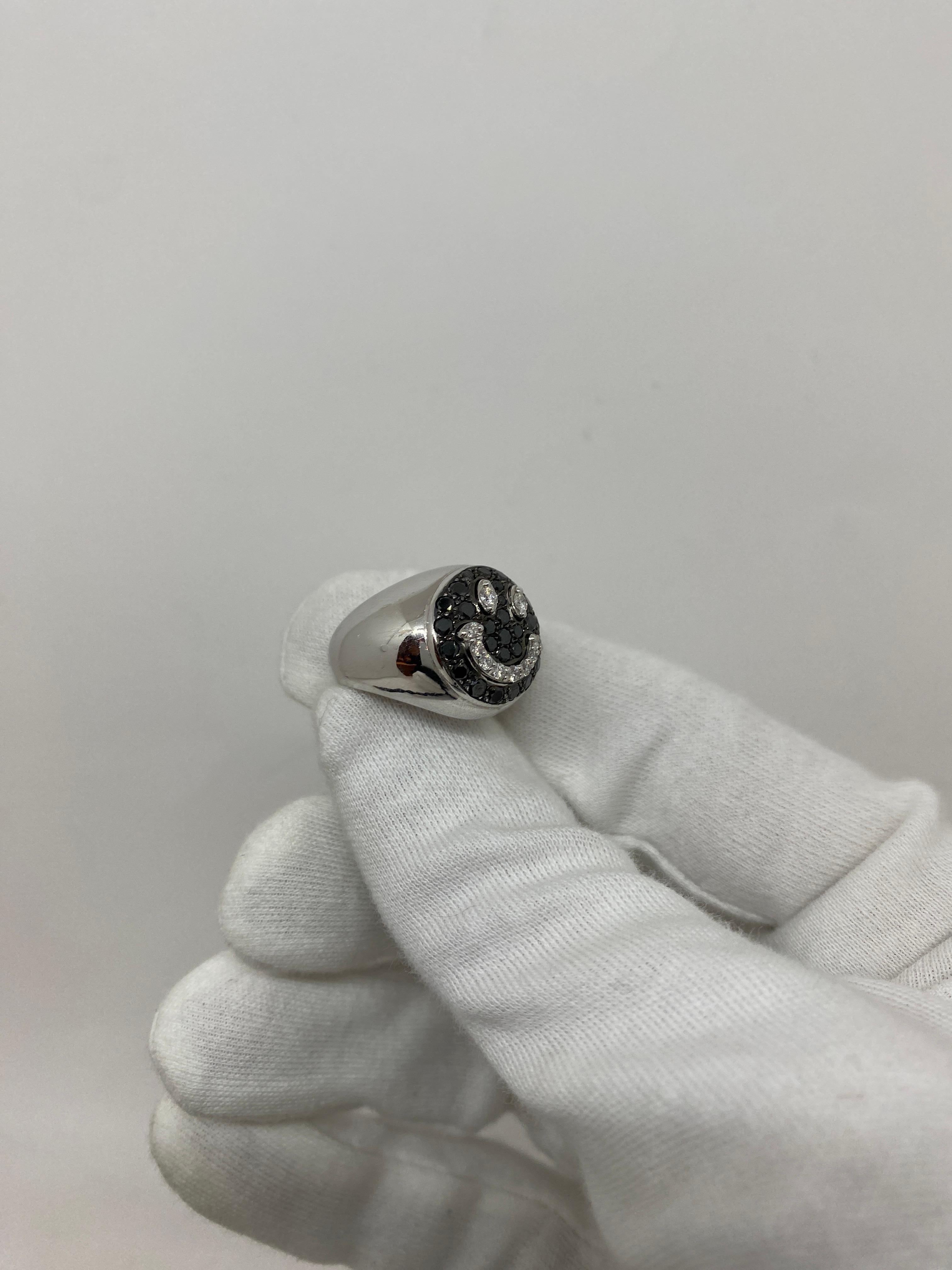 Anillo de oro blanco de 18 quilates con diamantes naturales talla brillante negro de 0,40 quilates y diamantes naturales talla brillante blanco de 0,24 quilates

Bienvenido a nuestra colección de joyas, donde cada pieza cuenta una historia de