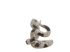Anillo de serpiente de oro blanco de 18 quilates con diamantes negros de 1,28 quilates y blancos de 2,83 quilates