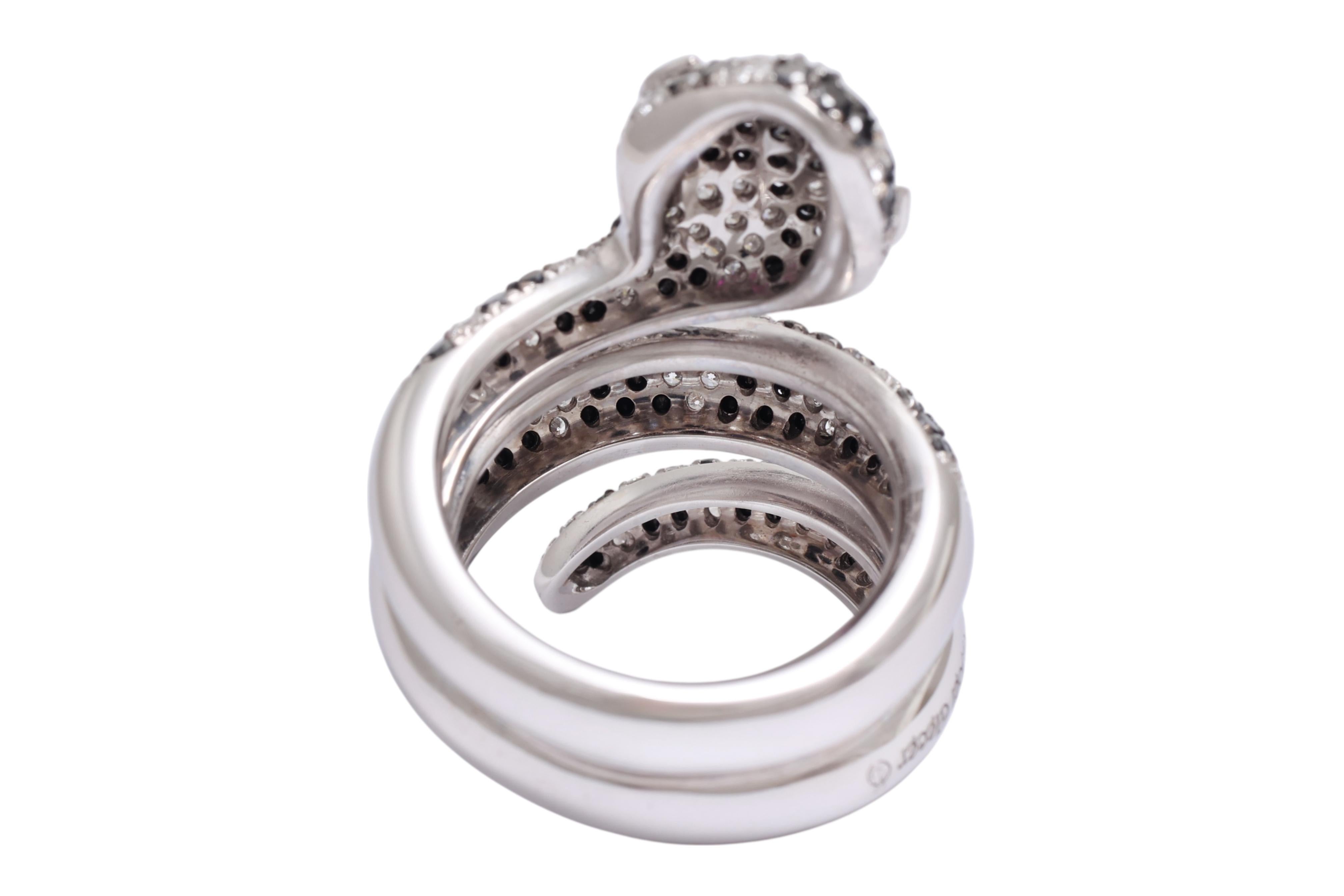 Bague serpent en or blanc 18 carats avec diamants noirs de 2,04 carats, diamants blancs de 1,75 carats et yeux de rubis en vente 5