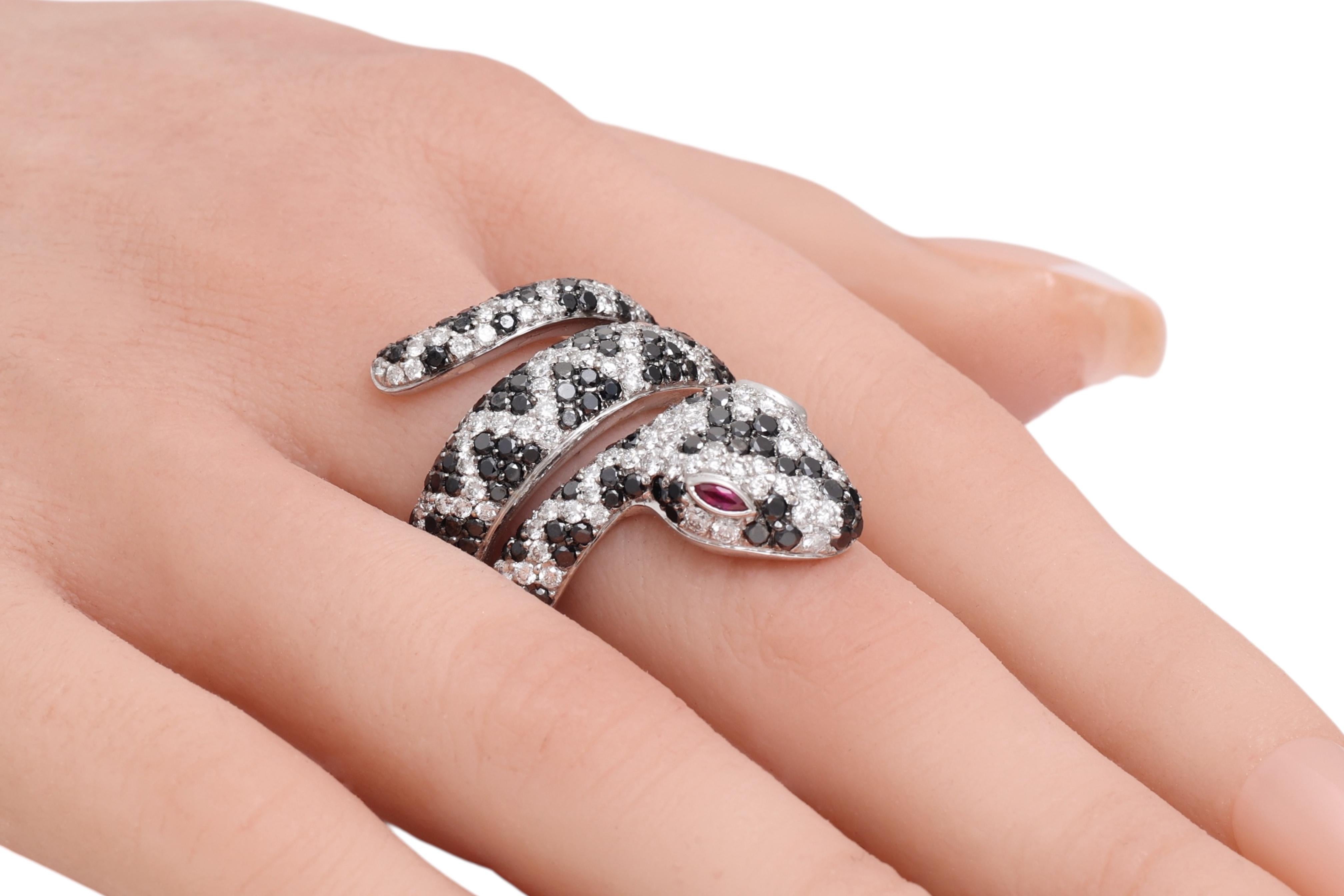 Bague serpent en or blanc 18 carats avec diamants noirs de 2,04 carats, diamants blancs de 1,75 carats et yeux de rubis en vente 7