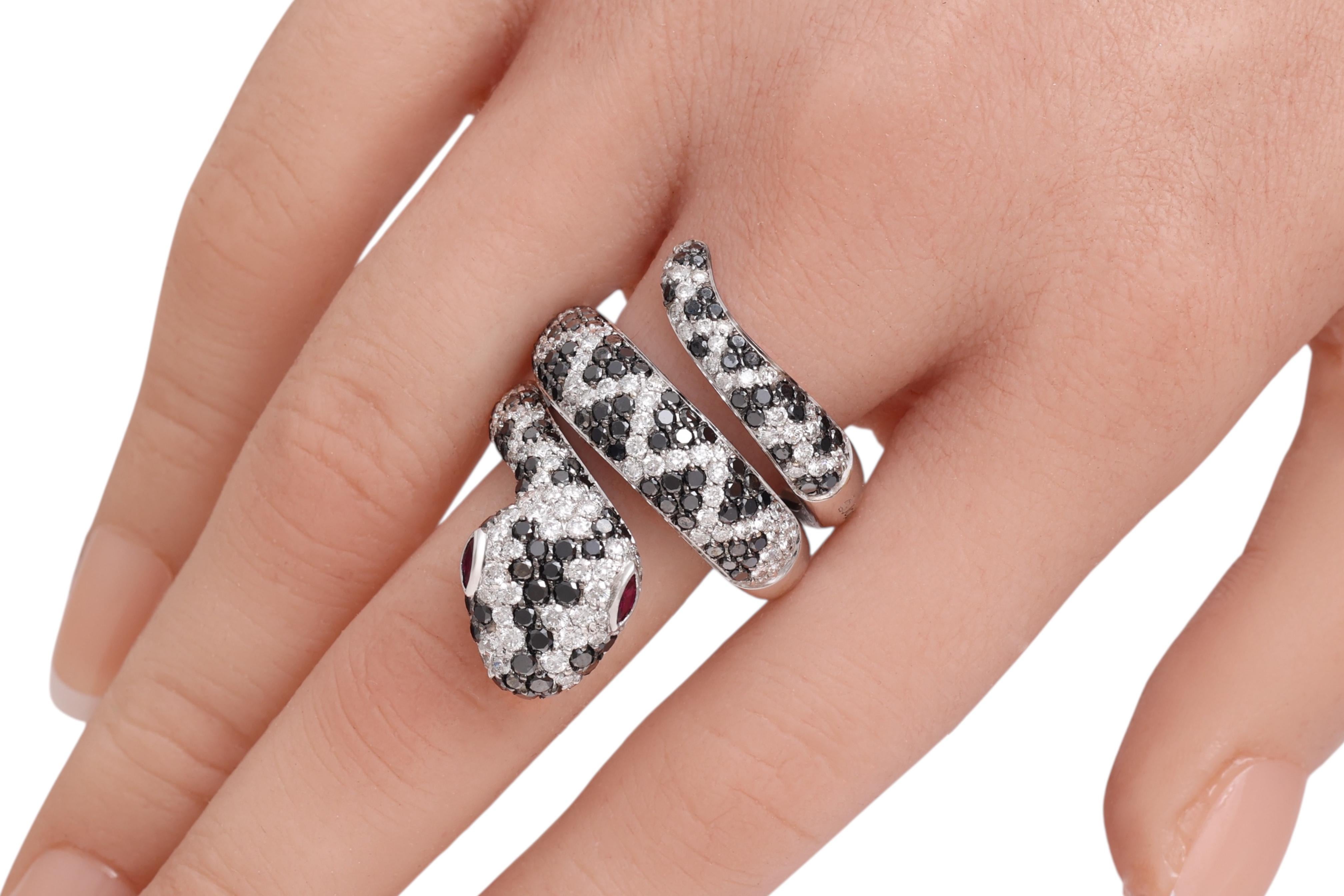 Bague serpent en or blanc 18 carats avec diamants noirs de 2,04 carats, diamants blancs de 1,75 carats et yeux de rubis en vente 8