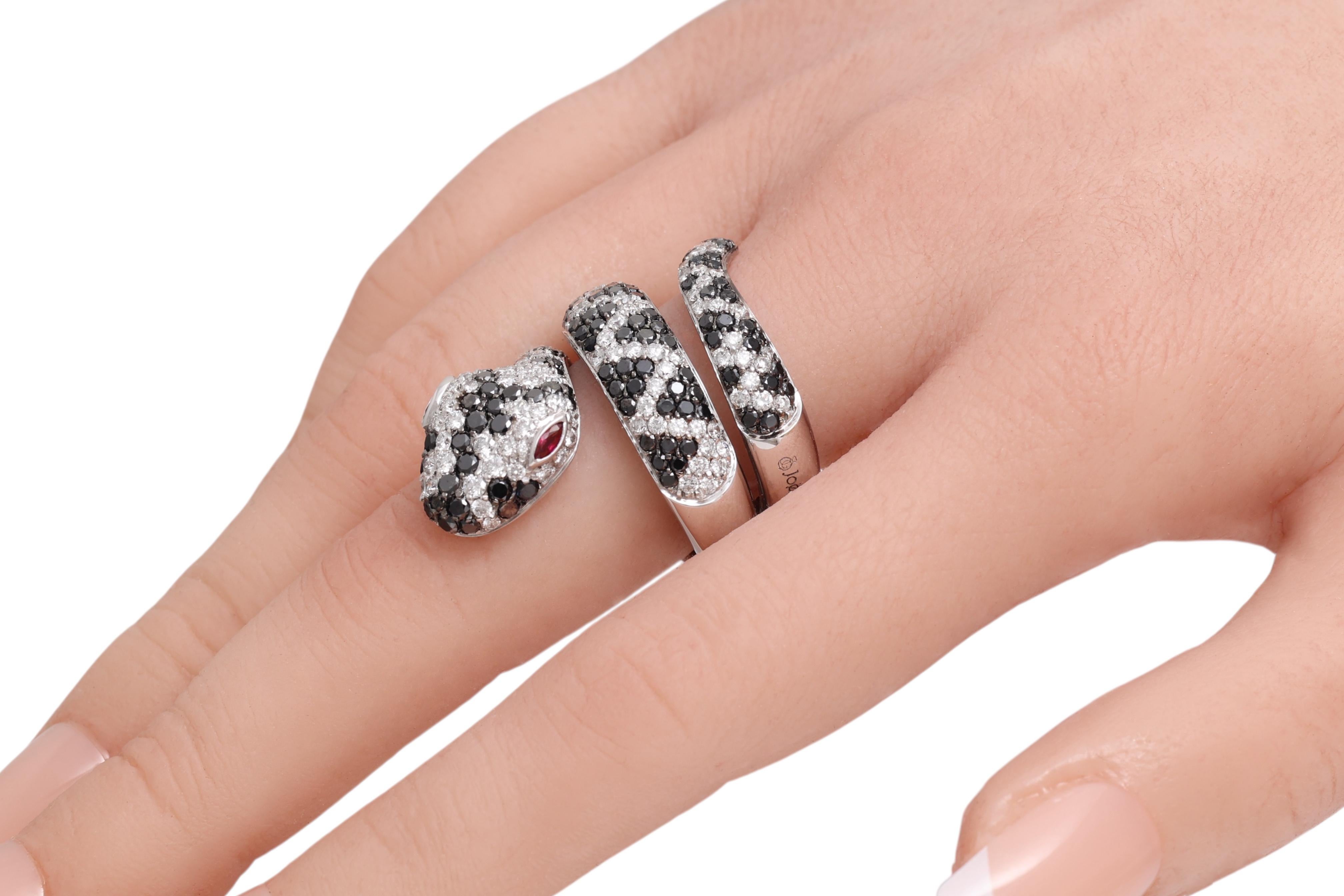 Bague serpent en or blanc 18 carats avec diamants noirs de 2,04 carats, diamants blancs de 1,75 carats et yeux de rubis en vente 9