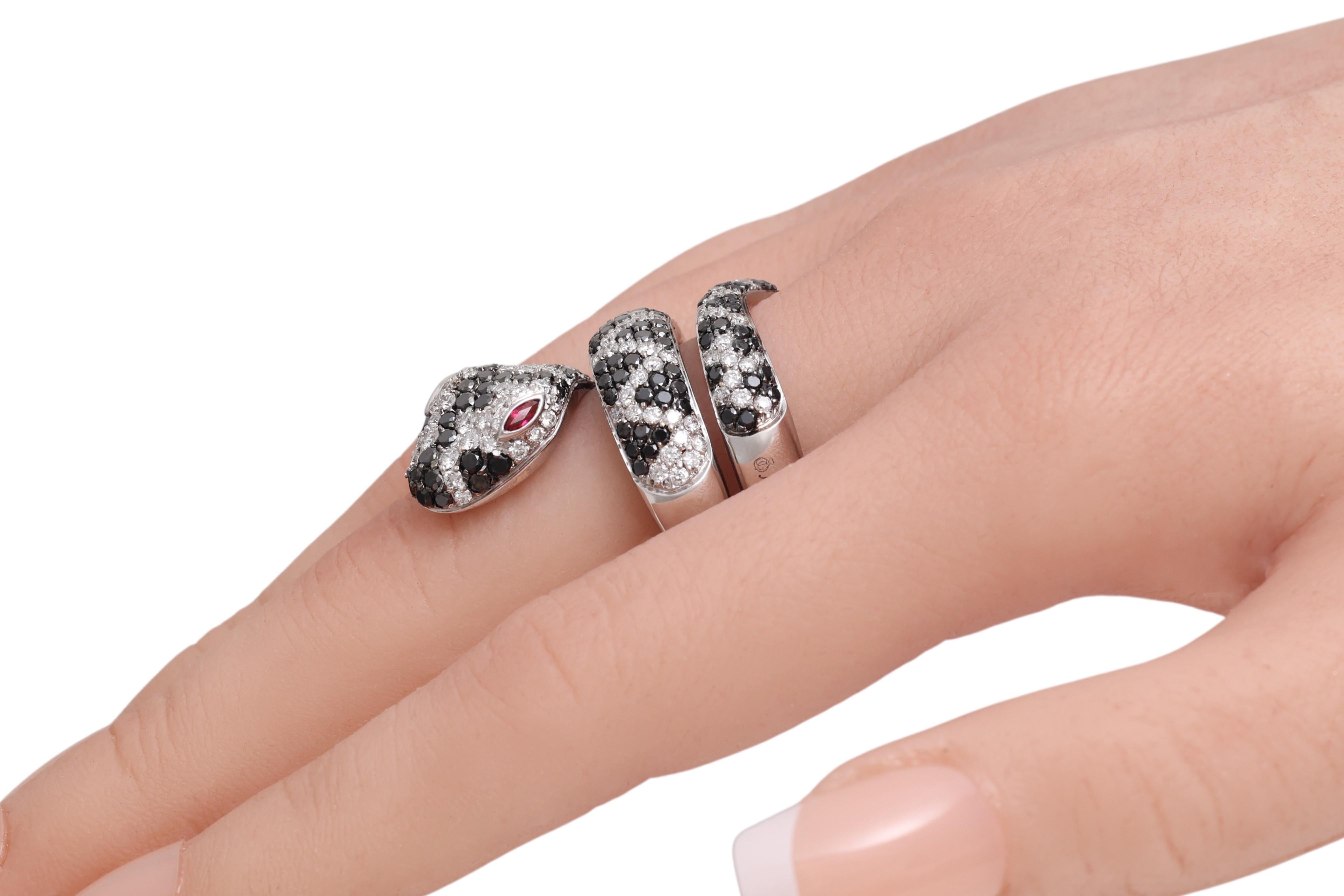 Bague serpent en or blanc 18 carats avec diamants noirs de 2,04 carats, diamants blancs de 1,75 carats et yeux de rubis en vente 10