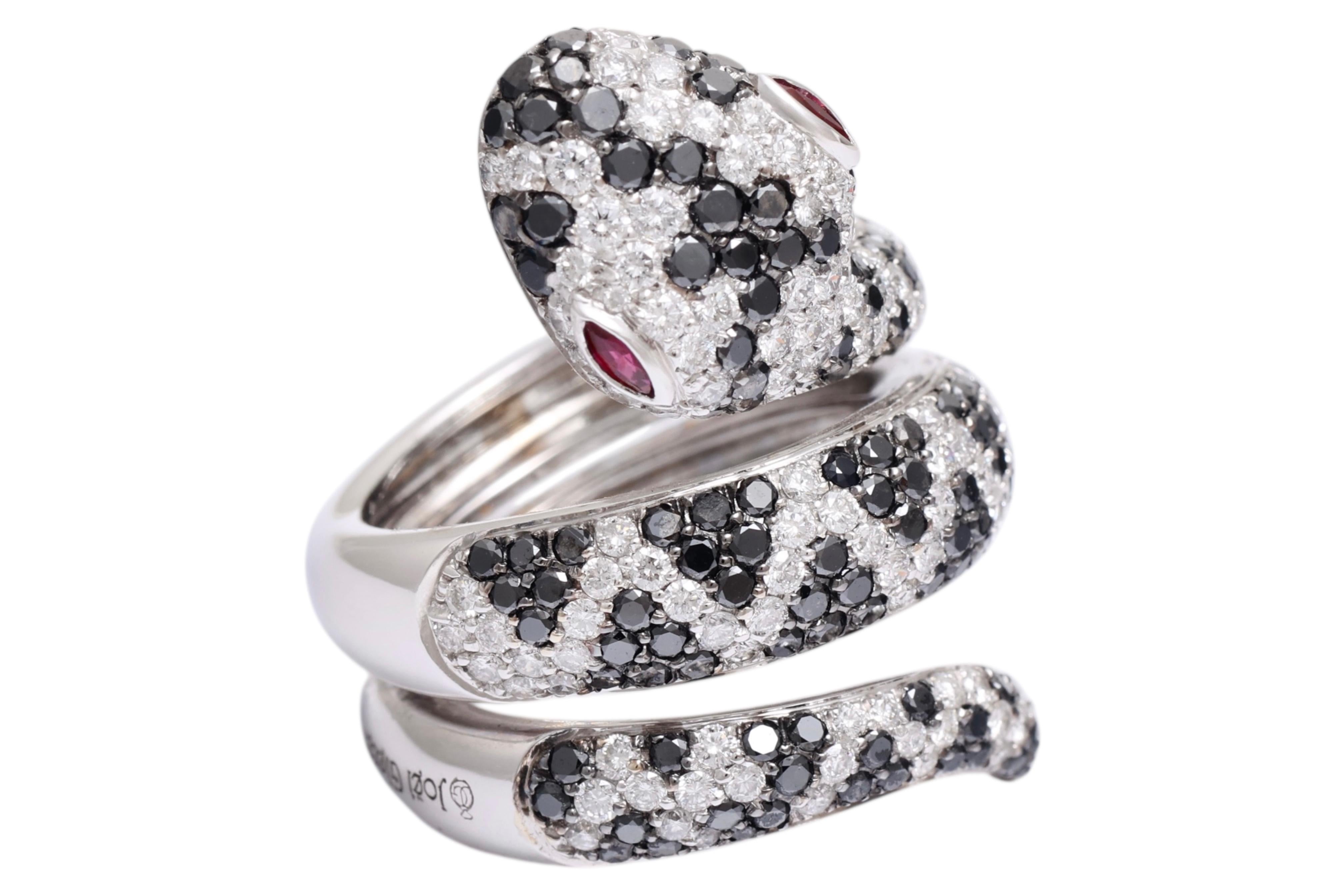 Magnifique bague serpent en or blanc 18 carats avec diamants noirs de 2,04 carats, diamants blancs de 1,75 carats et yeux de rubis

Matériau : Or blanc 18kt

Diamants : 1,75 ct de diamants blancs taille brillant et 2,04 ct de diamants noirs

Ruby :