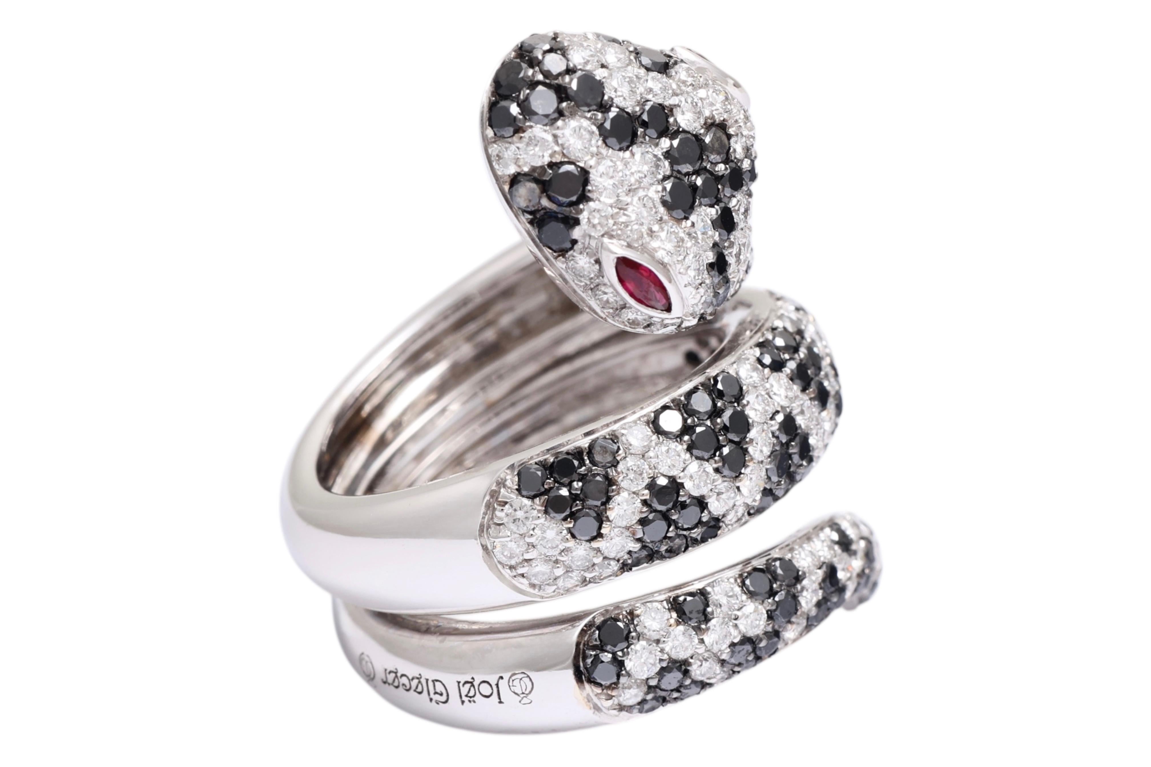Moderne Bague serpent en or blanc 18 carats avec diamants noirs de 2,04 carats, diamants blancs de 1,75 carats et yeux de rubis en vente