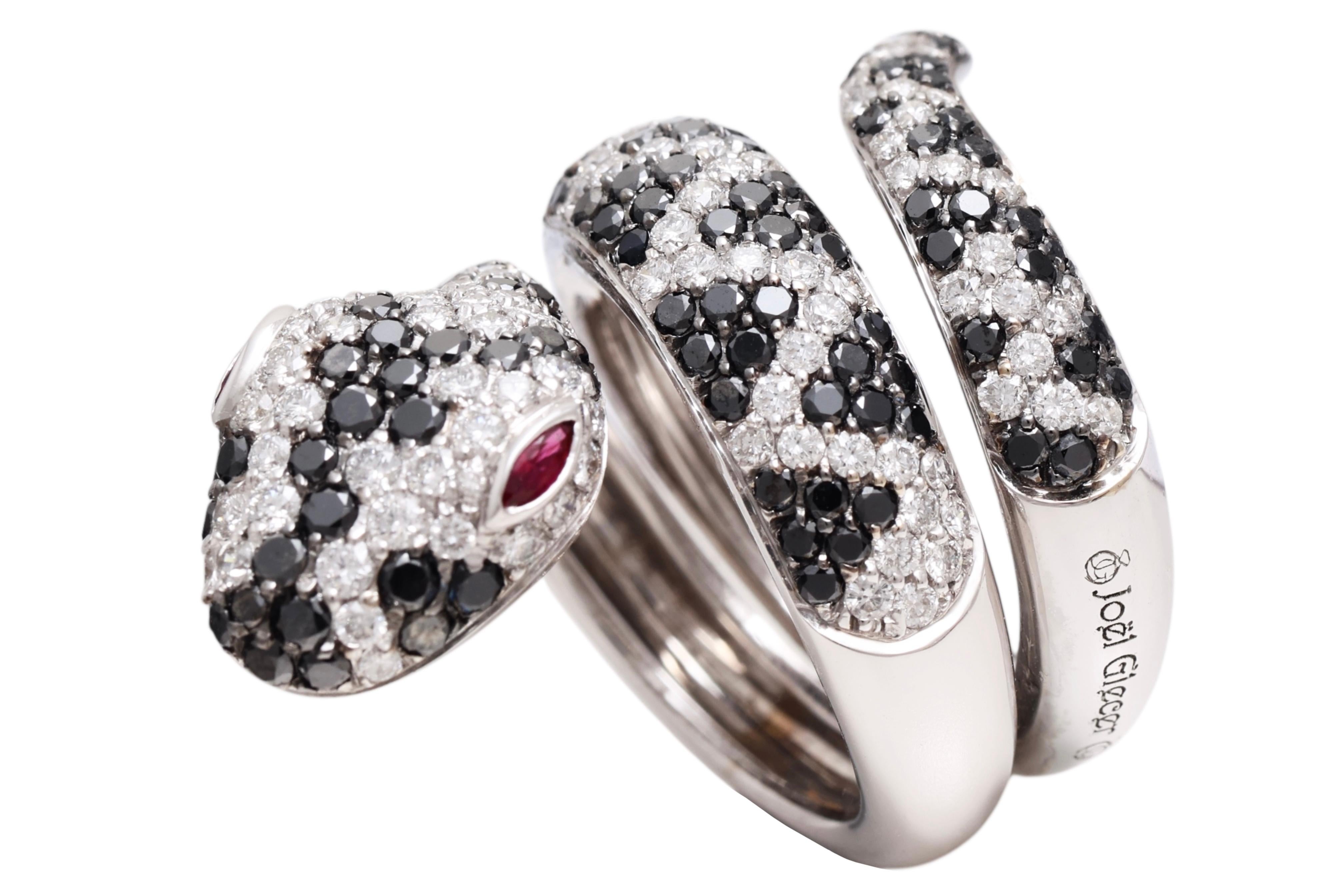 Taille brillant Bague serpent en or blanc 18 carats avec diamants noirs de 2,04 carats, diamants blancs de 1,75 carats et yeux de rubis en vente