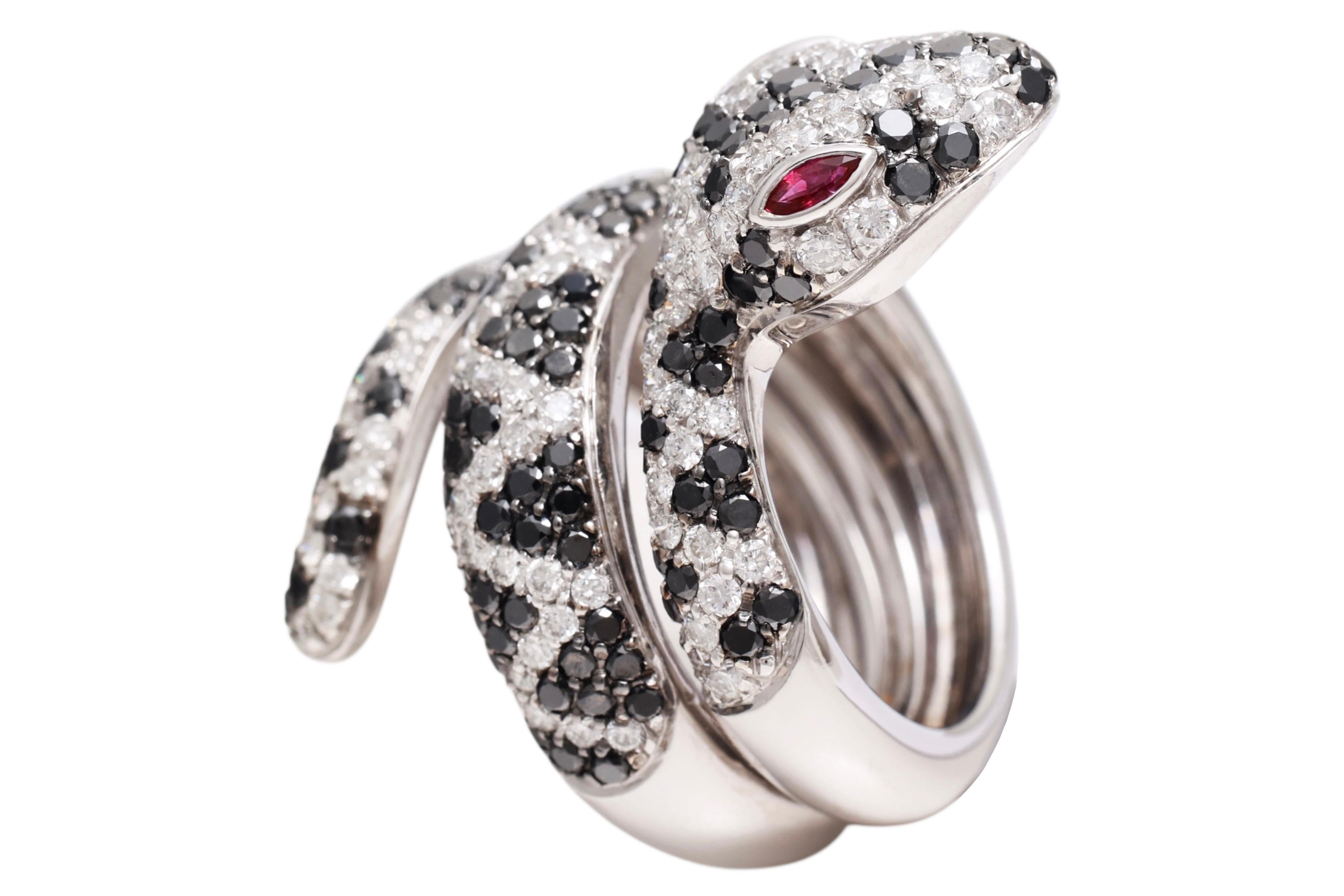 Bague serpent en or blanc 18 carats avec diamants noirs de 2,04 carats, diamants blancs de 1,75 carats et yeux de rubis Neuf - En vente à Antwerp, BE