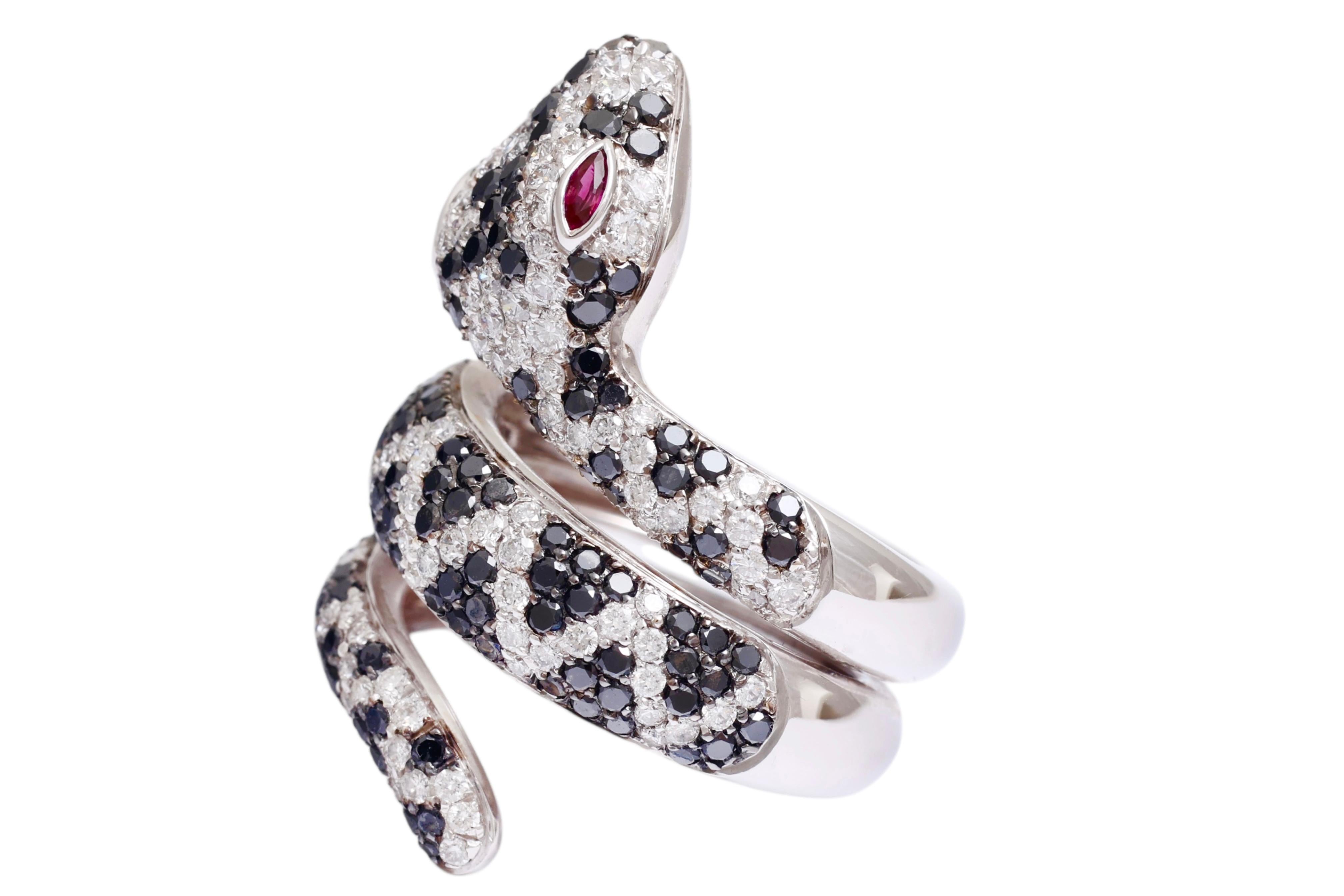 Bague serpent en or blanc 18 carats avec diamants noirs de 2,04 carats, diamants blancs de 1,75 carats et yeux de rubis Unisexe en vente