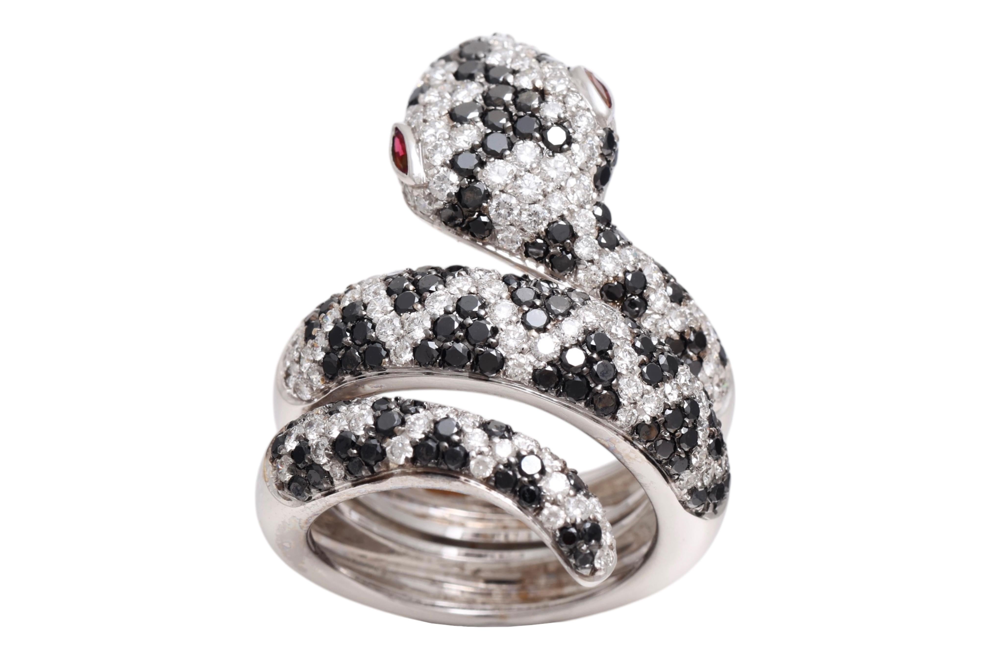Bague serpent en or blanc 18 carats avec diamants noirs de 2,04 carats, diamants blancs de 1,75 carats et yeux de rubis en vente 1