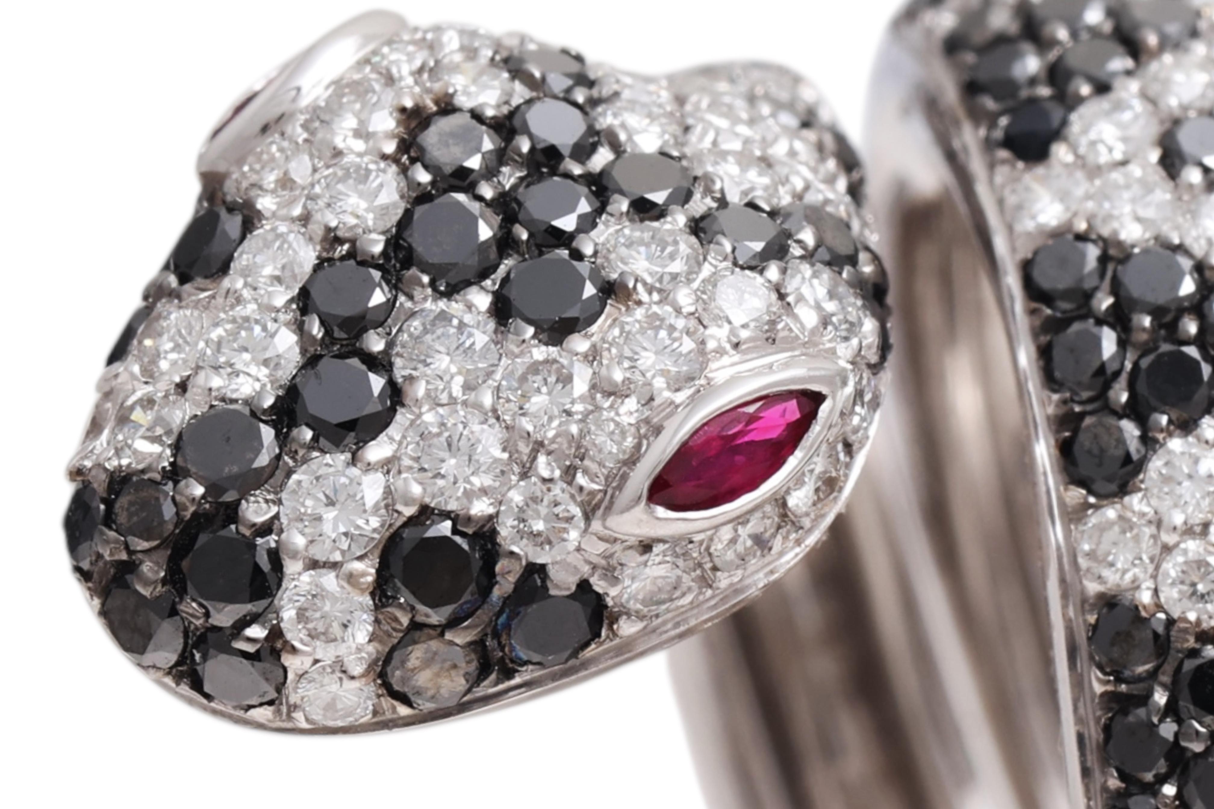 Bague serpent en or blanc 18 carats avec diamants noirs de 2,04 carats, diamants blancs de 1,75 carats et yeux de rubis en vente 3