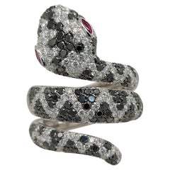 Bague serpent en or blanc 18 carats avec diamants noirs de 2,04 carats et diamants blancs de 1,75 carat et yeux en rubis
