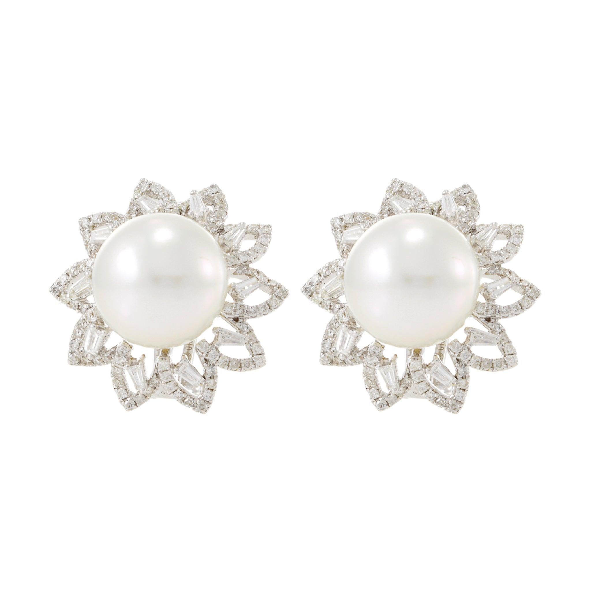 Moderno Orecchini in oro bianco 18KT con perle dei mari del sud e diamanti in vendita