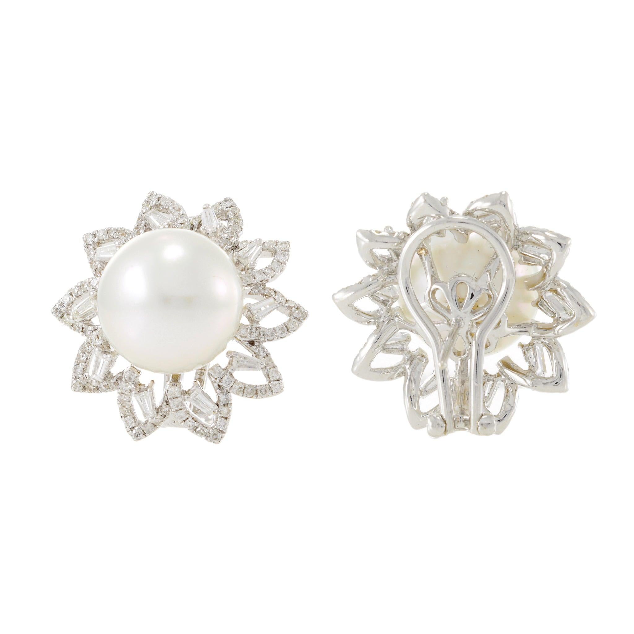 Orecchini in oro bianco 18KT con perle dei mari del sud e diamanti In condizioni Nuovo in vendita a New York, NY