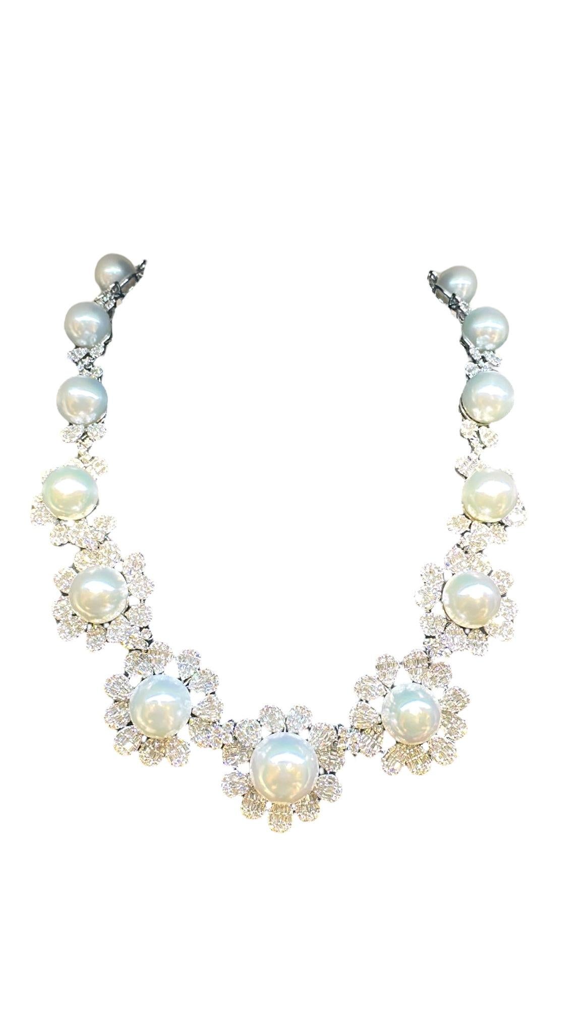 Questa squisita collana di perle dei mari del sud e diamanti è un gioiello di lusso progettato per l'eleganza della sposa e per un regalo senza tempo. Caratterizzato da luminose perle bianche dei Mari del Sud fino a 14 mm, graziosamente graduate per