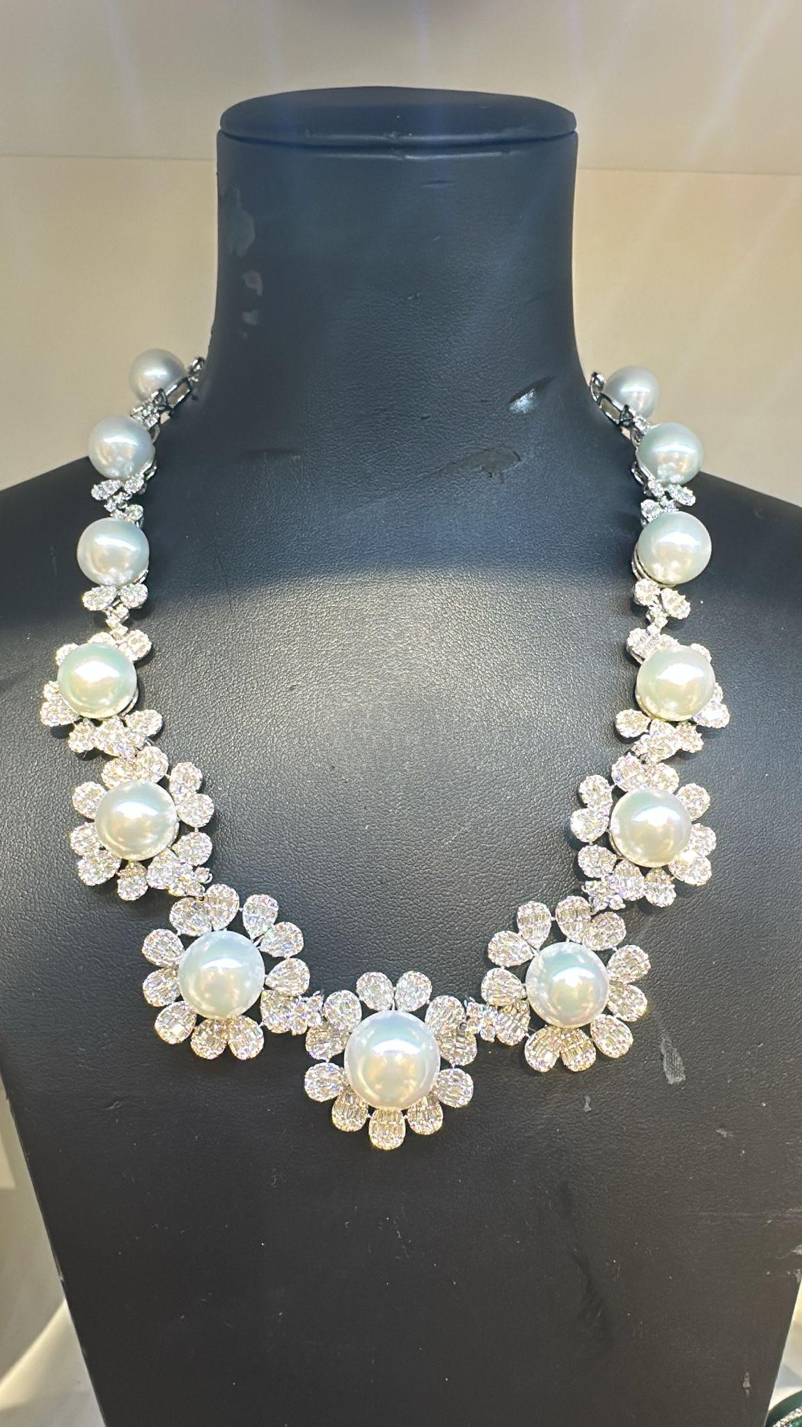Taglio rotondo Collana di perle dei mari del sud in oro bianco 18 carati con diamanti tondi e baguette da 15,00 carati in vendita