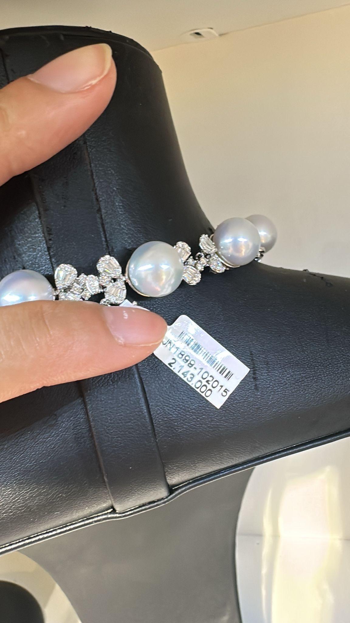 Collana di perle dei mari del sud in oro bianco 18 carati con diamanti tondi e baguette da 15,00 carati In condizioni Nuovo in vendita a Great Neck, NY