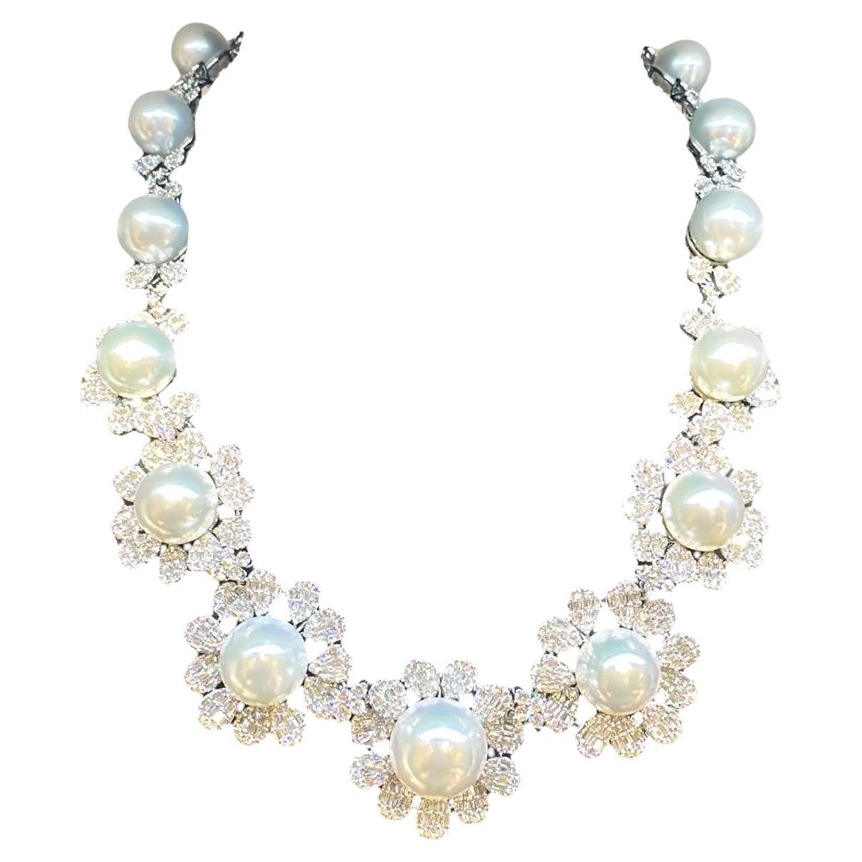 Collana di perle dei mari del sud in oro bianco 18 carati con diamanti tondi e baguette da 15,00 carati in vendita