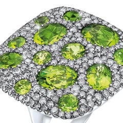 Anillo cuadrado de oro de 18 quilates con diamantes grises de 3,03 quilates y peridoto de 9,96 quilates