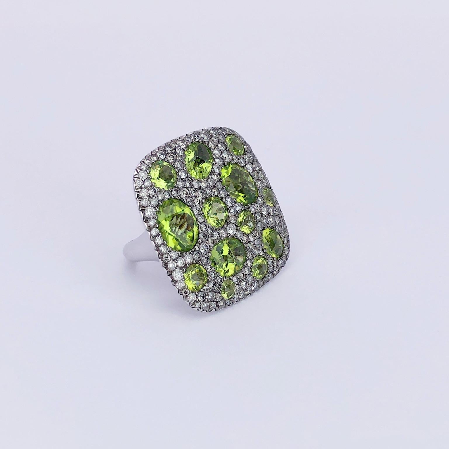 18 Karat Gold Square Cushion Ring with 3.03ct Grey Diamonds and 9.96ct Peridot In New Condition For Sale In New York, NY
