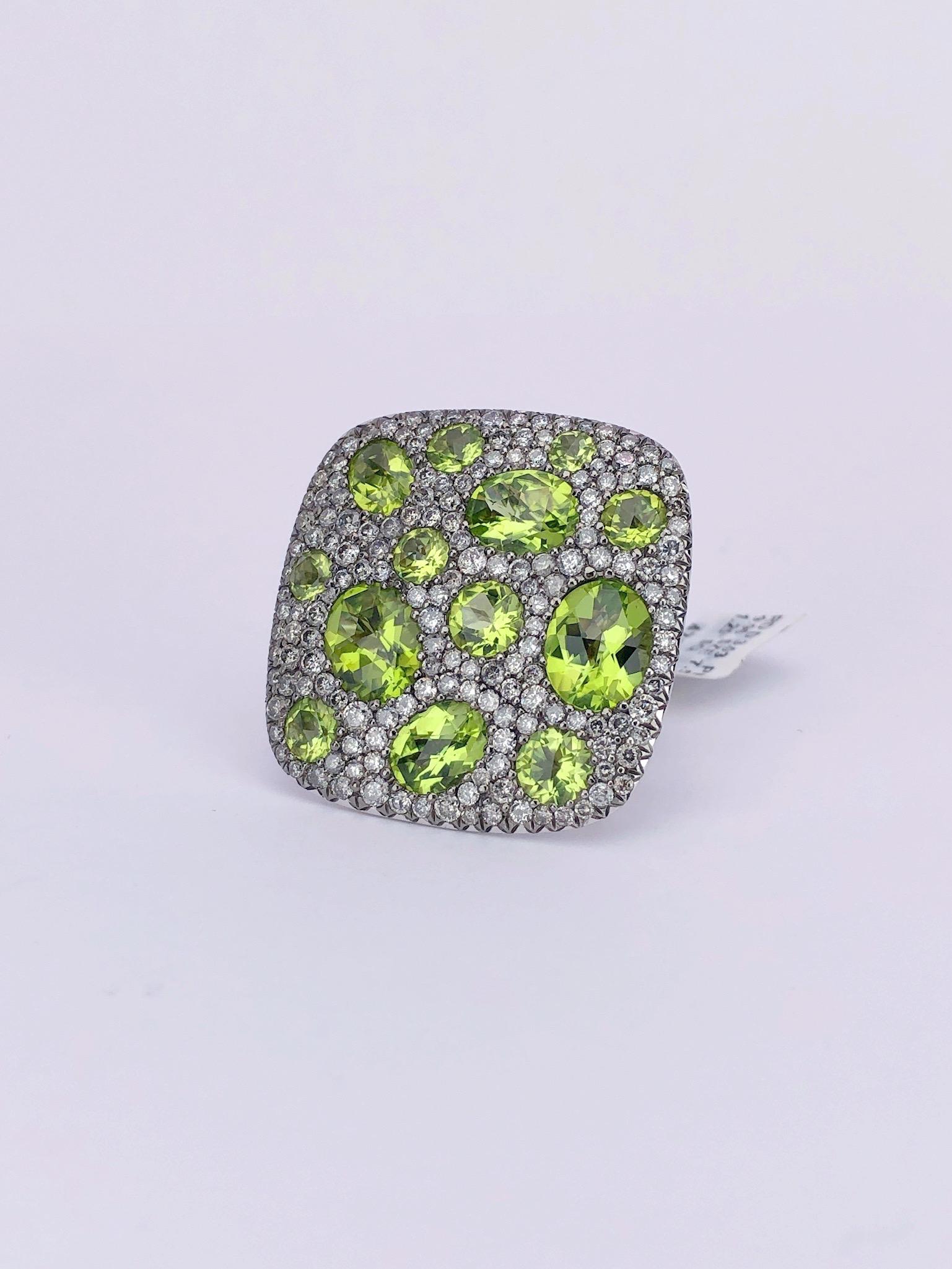 Women's or Men's 18 Karat Gold Square Cushion Ring with 3.03ct Grey Diamonds and 9.96ct Peridot For Sale