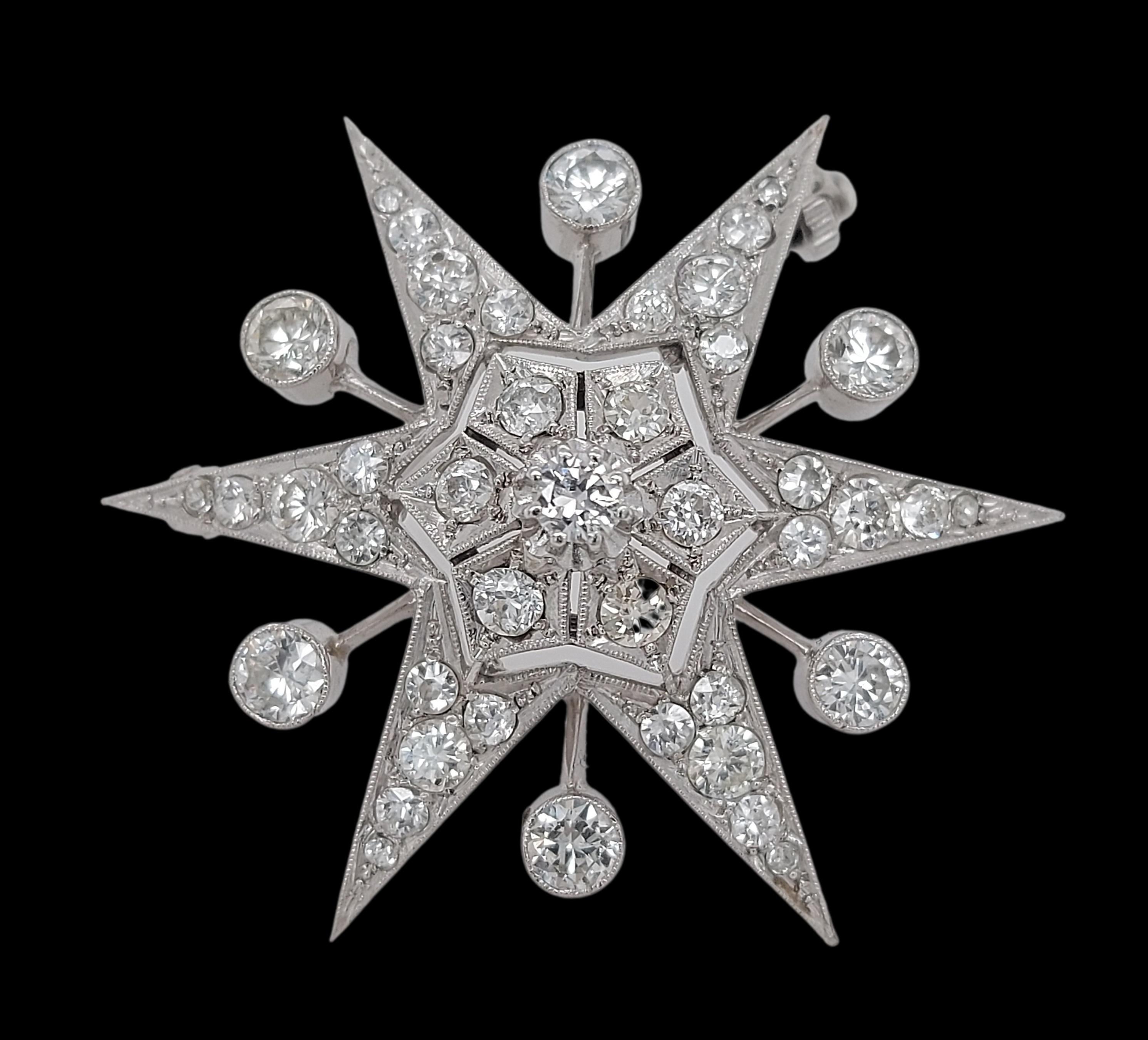 Broche/pendentif en or blanc 18 ct en forme d'étoile avec 3,8 ct de diamants

Magnifique broche qui se transforme en cintre par l'ajout d'une chaîne.

Diamants : Diamants taillés à l'ancienne, ensemble d'environ 3,8 ct. 

Matériau : Or blanc