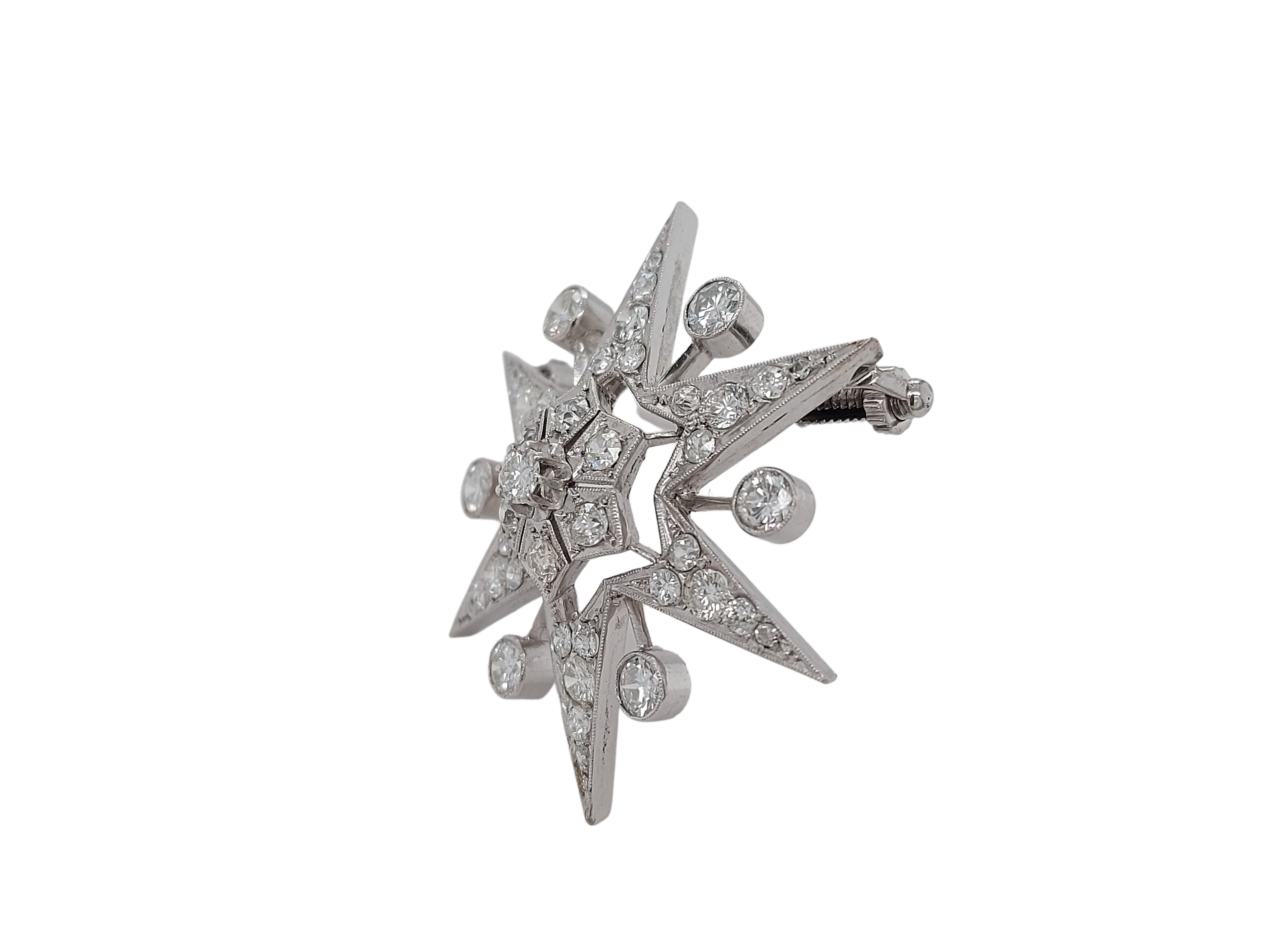 18kt White Gold Star Shape Brooch / Pendant with 3.8ct Diamonds In Excellent Condition For Sale In Antwerp, BE