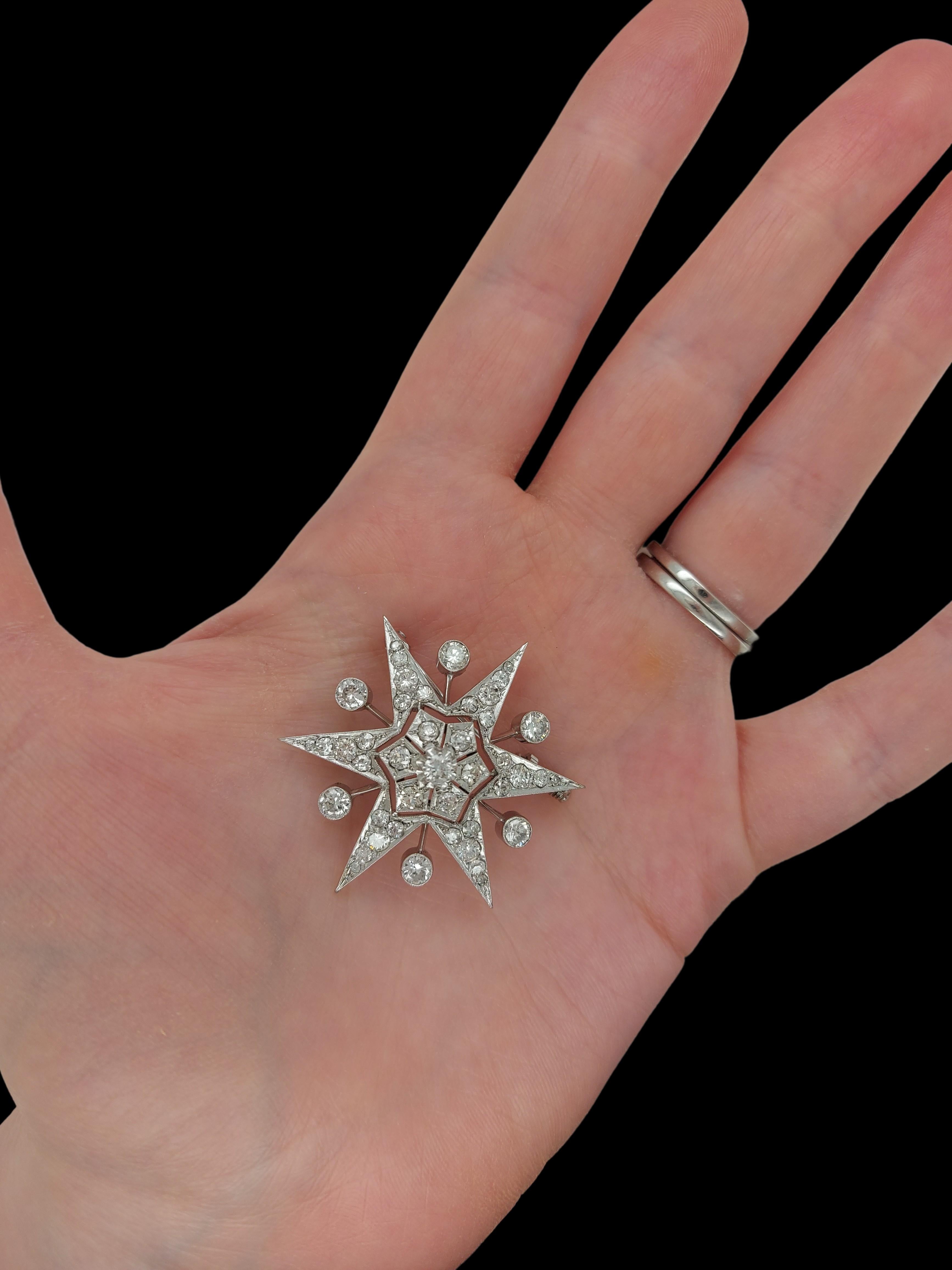 Broche/ pendentif en forme d'étoile en or blanc 18 carats avec 3,8 carats de diamants en vente 1
