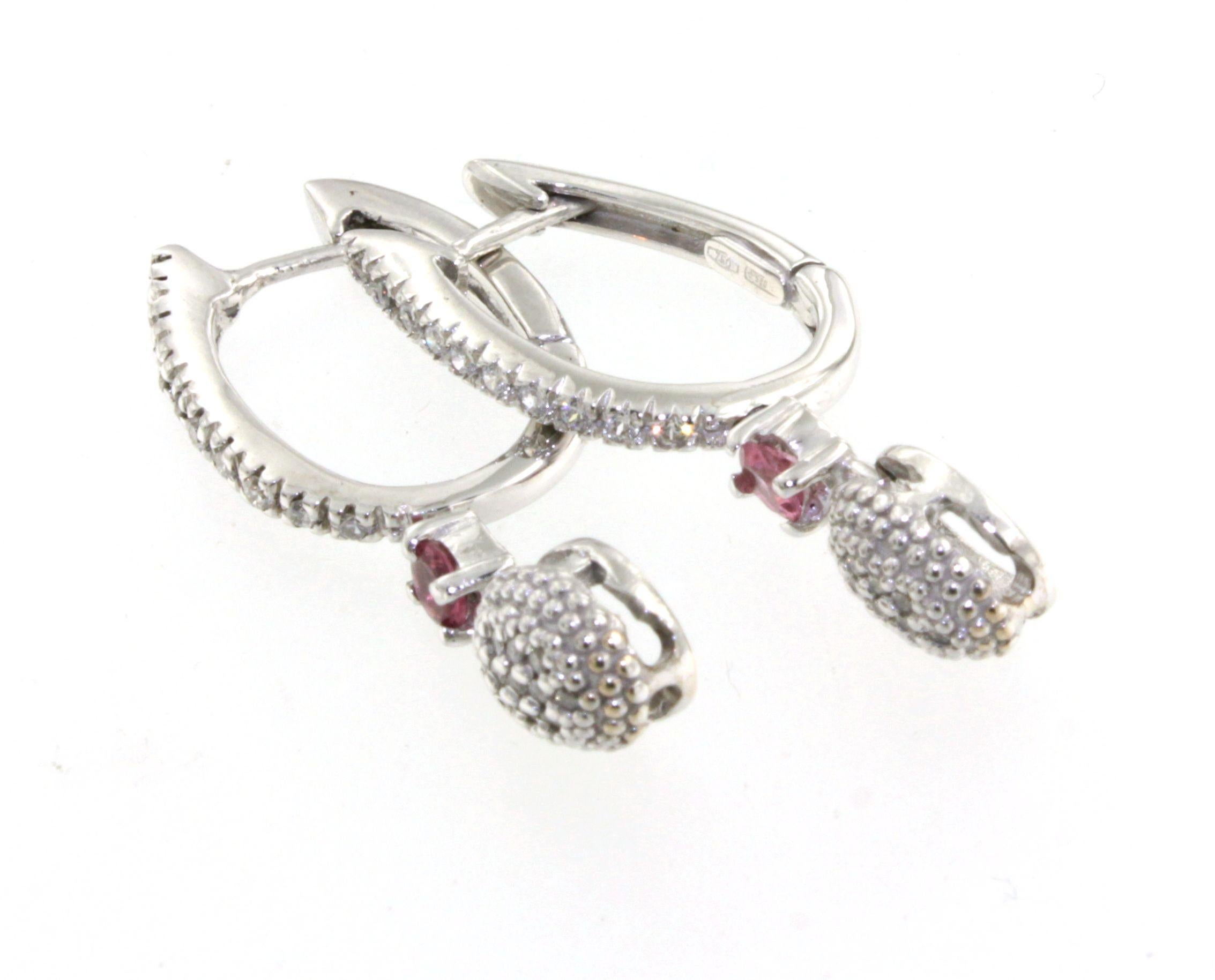 Handgefertigt in Italien von Stanoppi Jewellery seit 1948.  Der Stein ist eine echte Neuheit, die von der Stylistin Gisella für ihre neuen Schmuckstücke der Frühjahr-Sommer-Kollektion 2025 entworfen wurde.
Die Juwelen der Firma Stanoppi sind