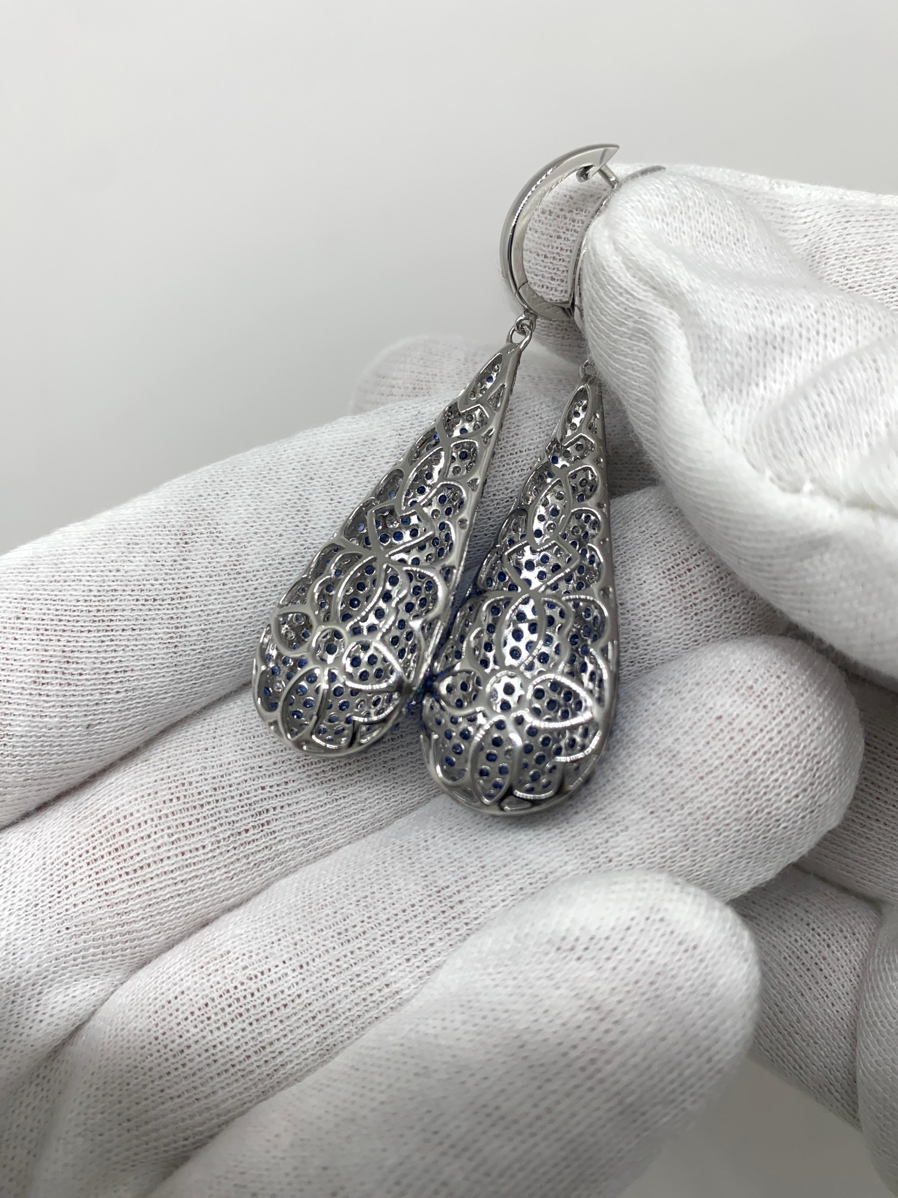 Boucles d'oreilles pendantes en or blanc 18kt 5.62 Ct Blue Sapphires & 1.42 Diamonds en vente 2