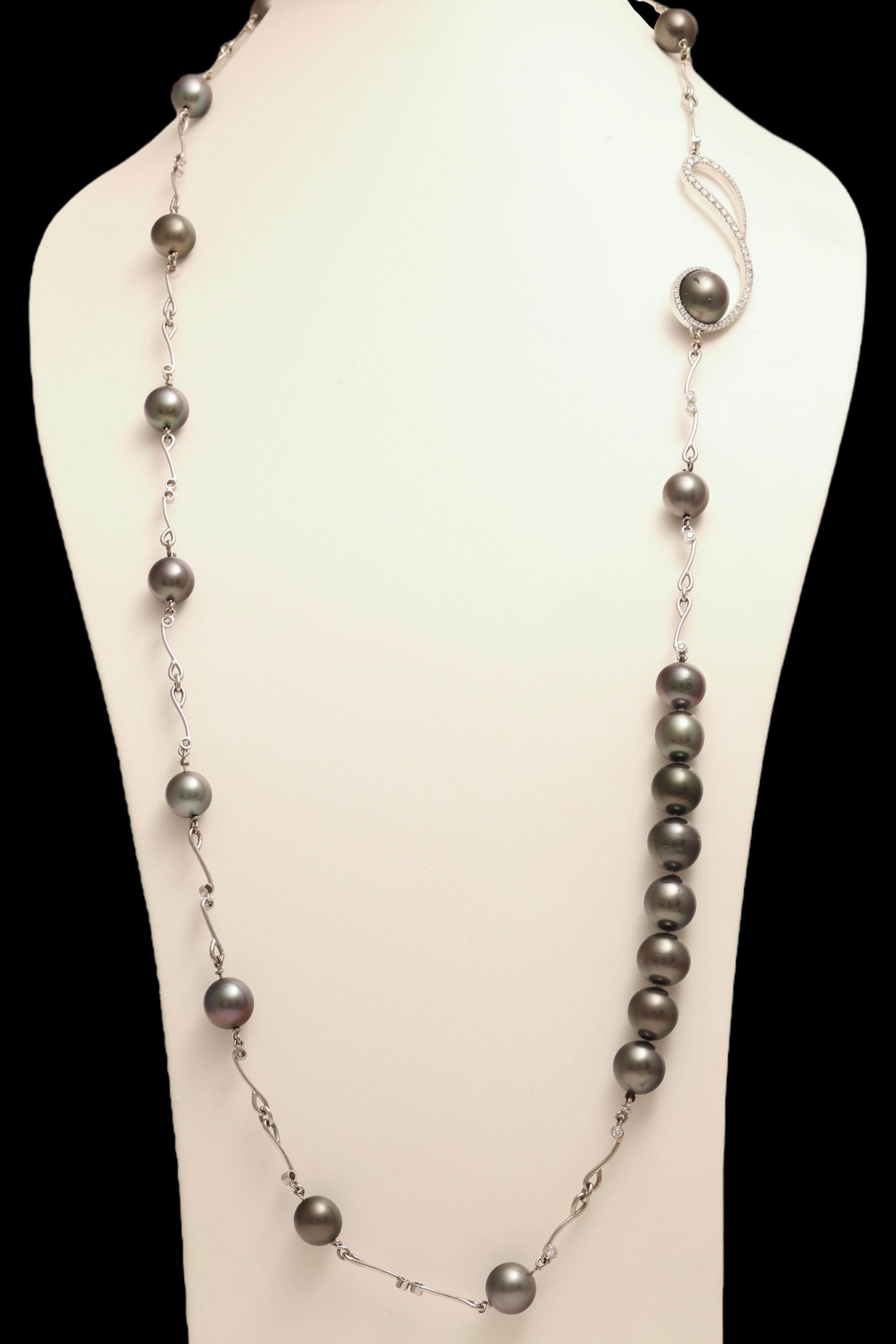 18kt White Gold Tahiti Pearl Necklace with 2.24 ct Brilliant cut Diamonds  For Sale 7