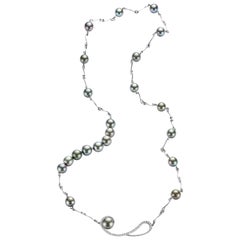 Collier de perles de Tahiti en or blanc 18kt avec 2,24 ct de diamants taille brillant