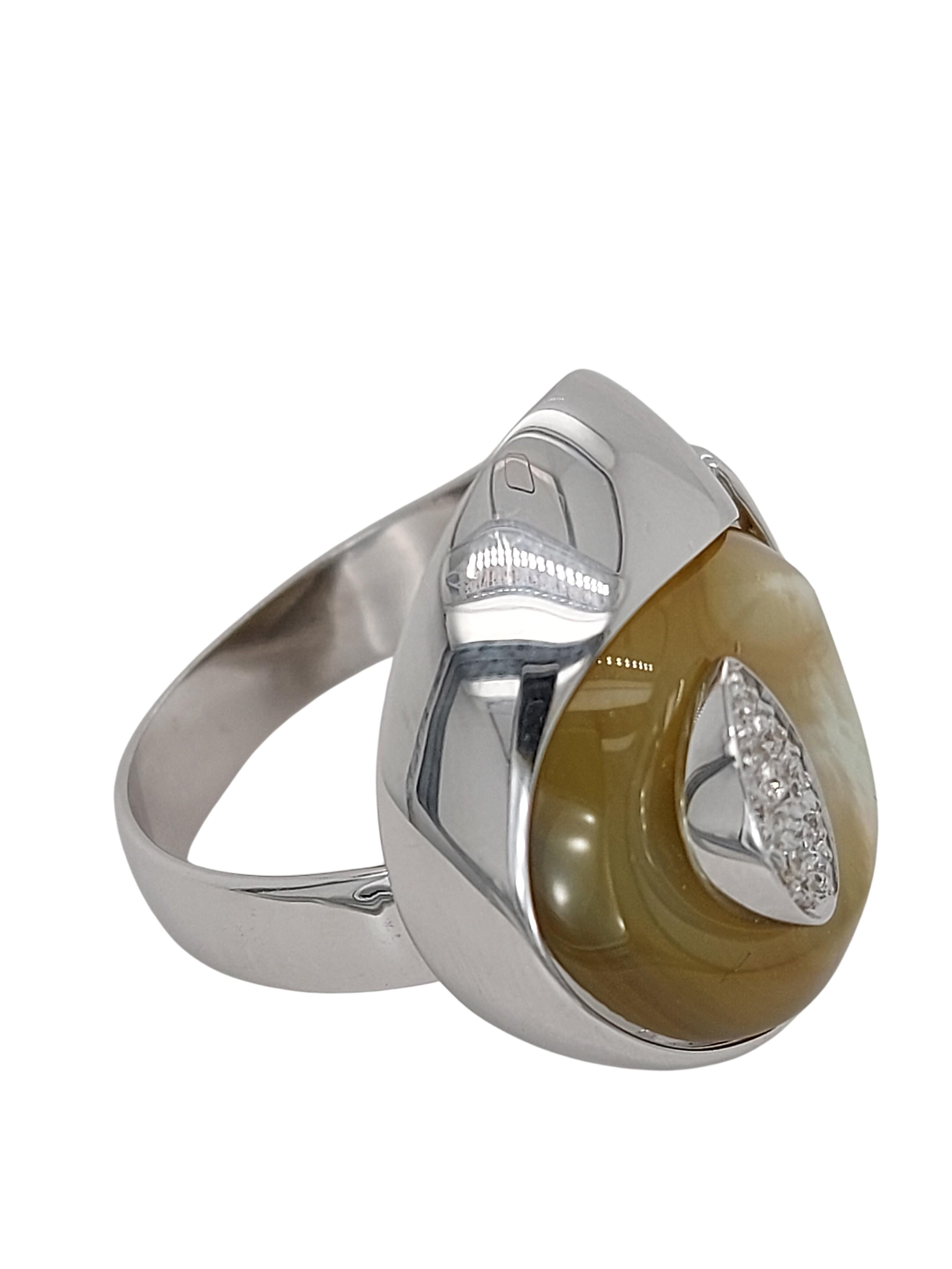 Brilliant Cut 18kt White Gold Talento Italiano Ring with Diamonds & Nacre For Sale