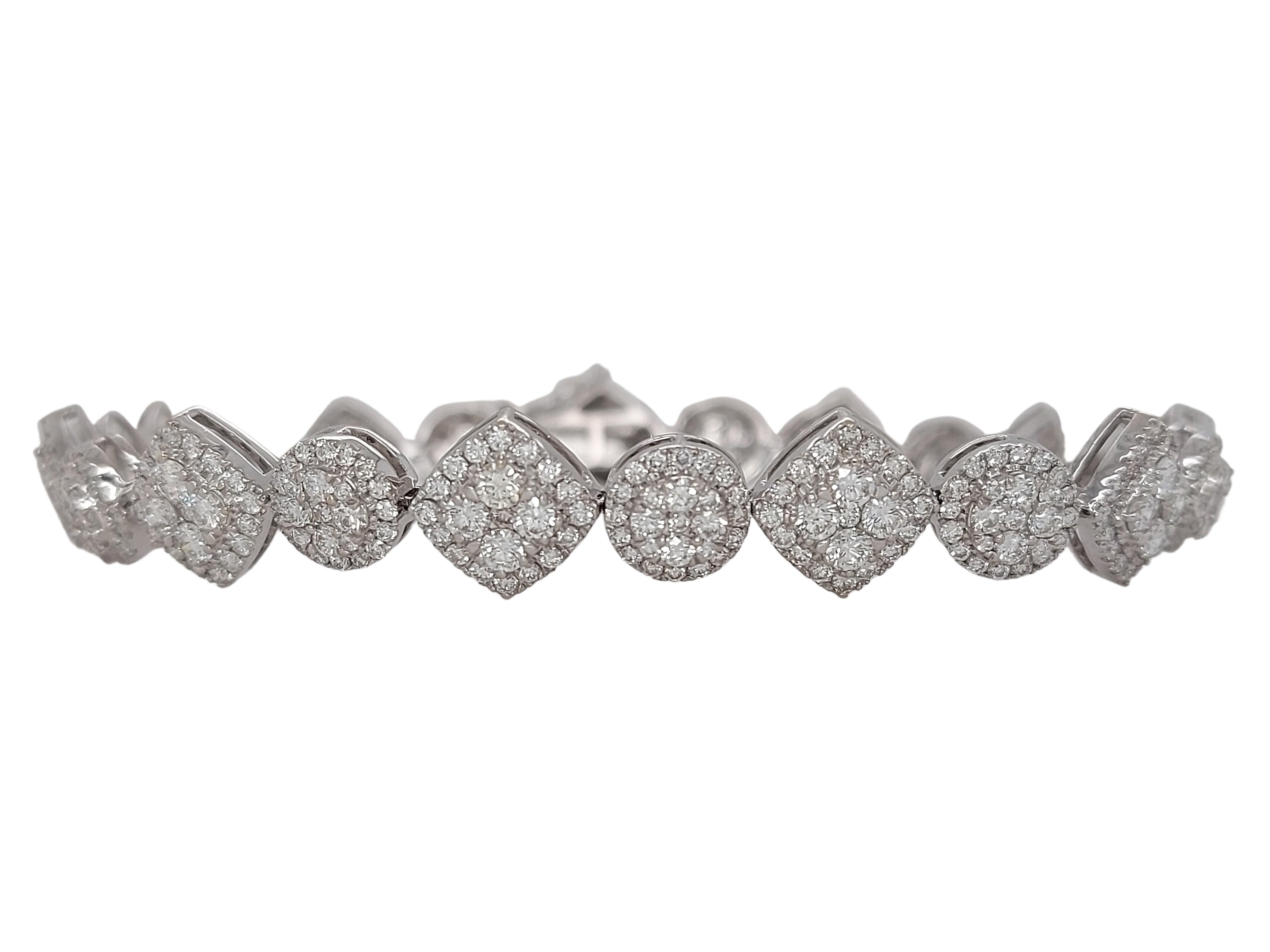 Artisan Bracelet tennis en or blanc 18 carats avec diamants de 5,48 carats en vente