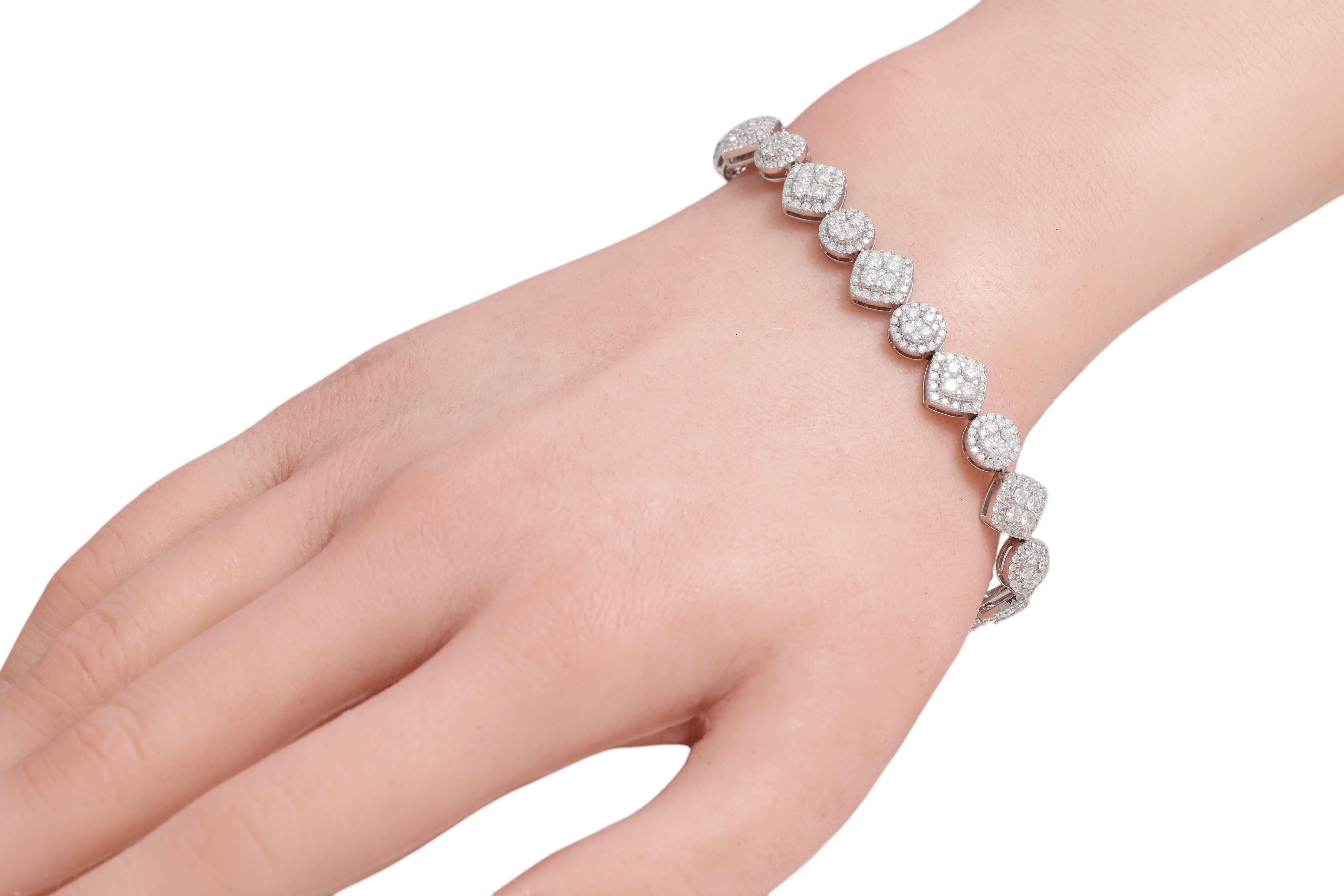 18kt White Gold Tennis 5.48ct Diamond Bracelet For Sale 3