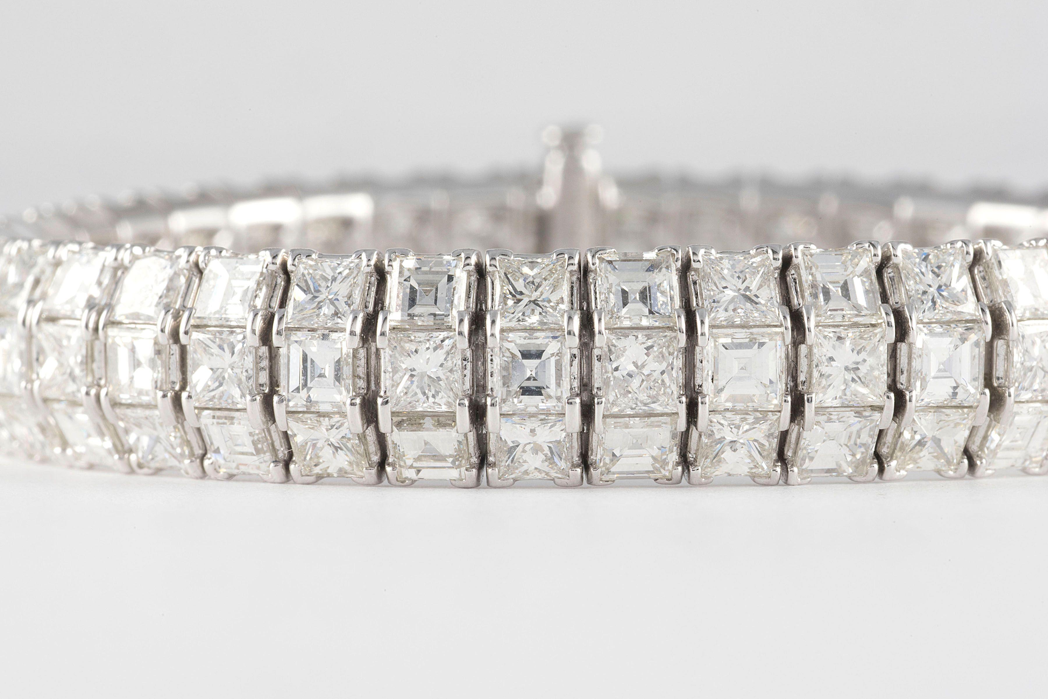 18 Karat Weißgold Gliederarmband mit drei Reihen Diamanten im Prinzessinnen- und Carre-Schliff (Zeitgenössisch) im Angebot