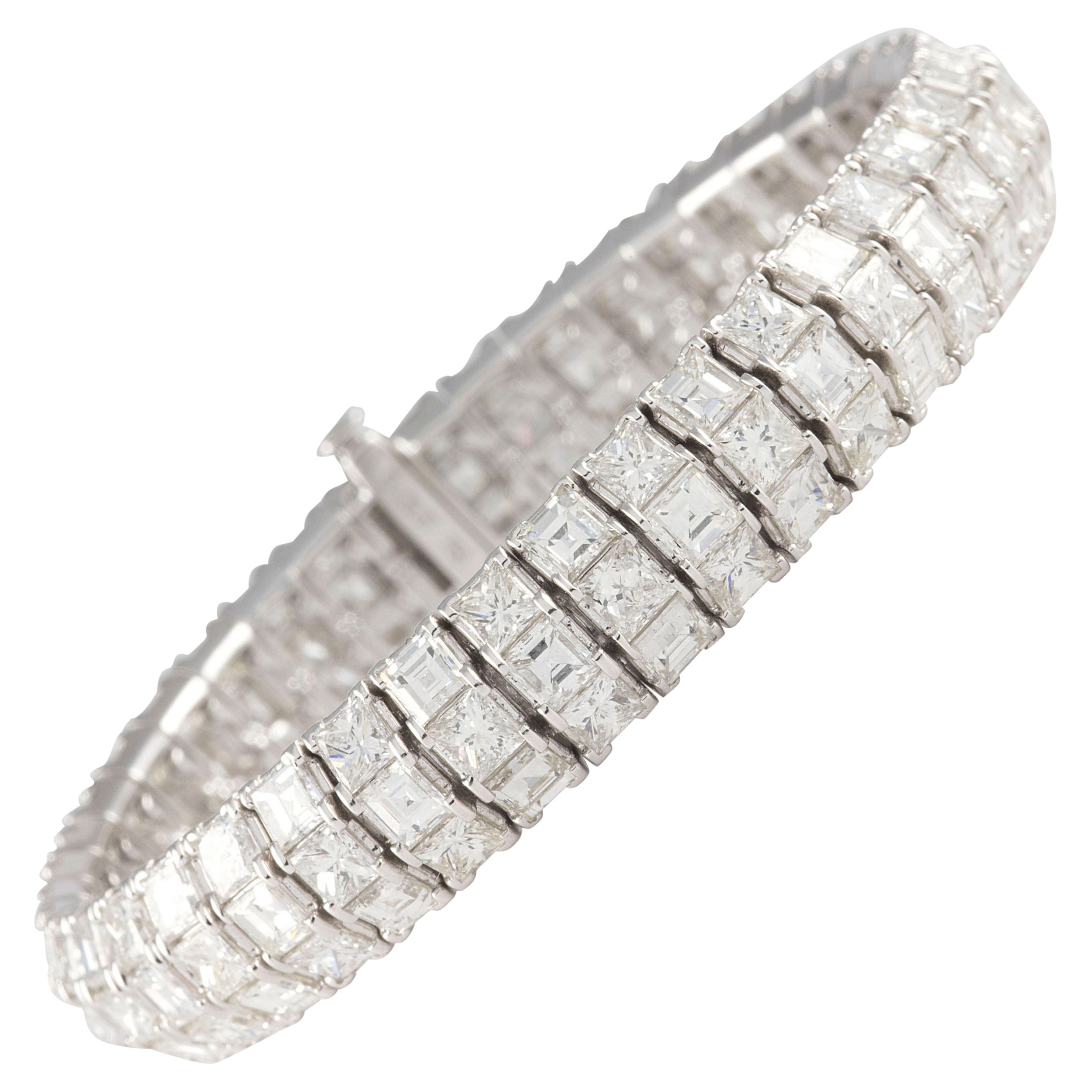 Pulsera de eslabones de tres filas de diamantes talla princesa y talla carré de oro blanco de 18 quilates