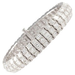 Pulsera de eslabones de tres filas de diamantes talla princesa y talla carré de oro blanco de 18 quilates