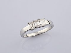 Anillo de diamantes talla esmeralda de tres piedras de oro blanco de 18 quilates
