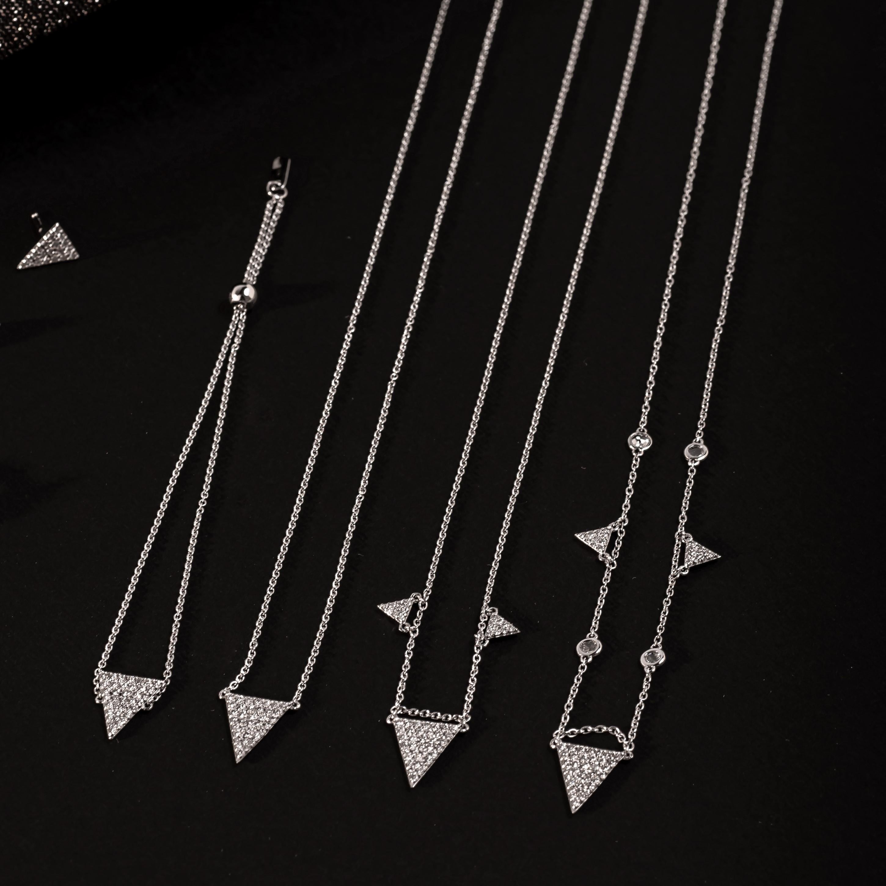 Taille brillant Or blanc 18KT &  collier ras du cou avec pendentifs triangulaires en diamant en vente