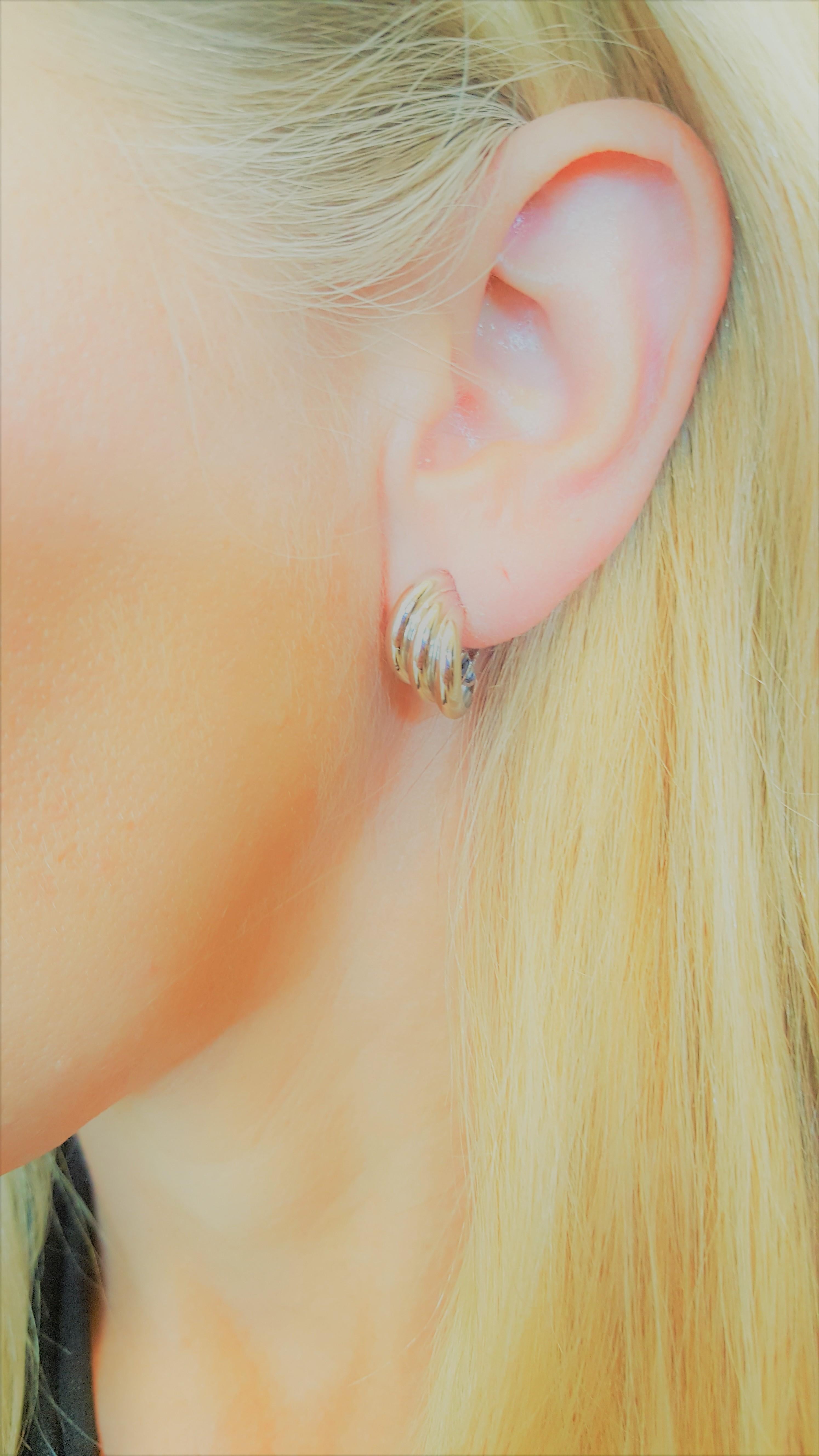 boucles d'oreilles à trois anneaux en or blanc 18 carats, 19 mm de long x 9,2 mm de large, 4,8 grammes, tige de friction avec support en oméga, creux.
De belles boucles d'oreilles, polyvalentes et au design intemporel. Estampillé 750. 4.8