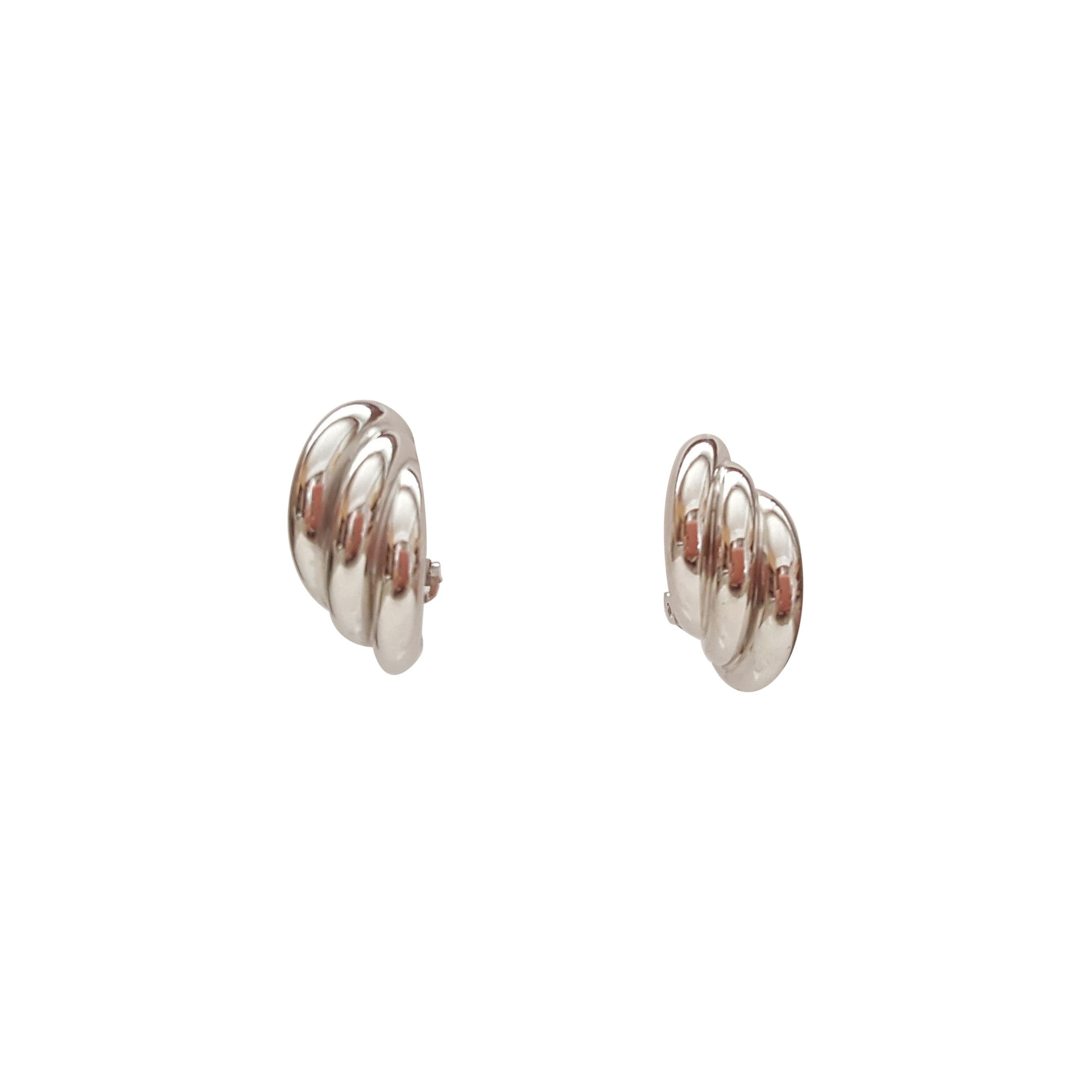 Boucles d'oreilles à trois anneaux en or blanc 18 carats, 4,8 grammes, Friction/Omega, très bon  en vente