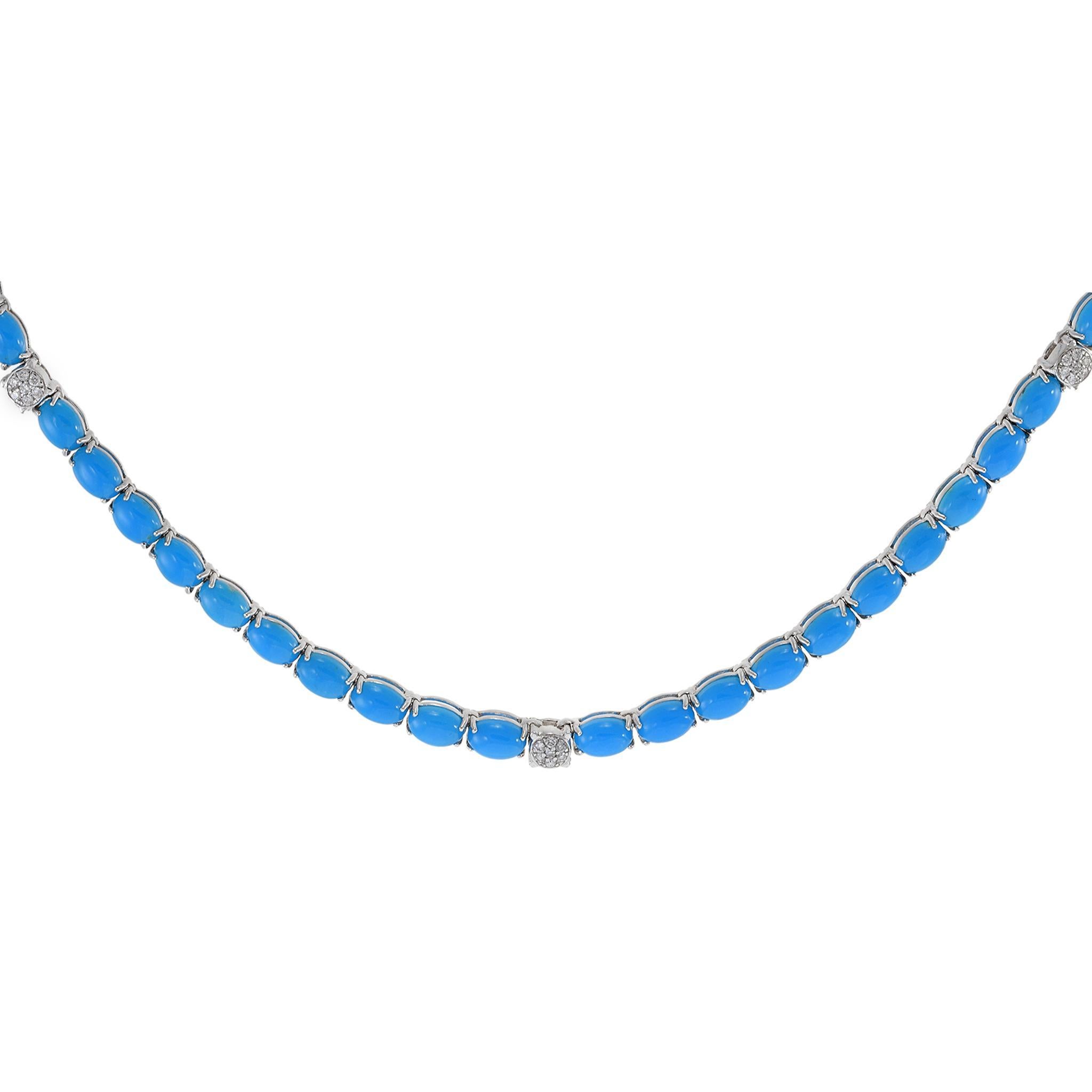 Questa collana in oro bianco 18KT è una dichiarazione audace di colori vivaci e lusso raffinato, con una splendida composizione di gemme ovali autentiche di turchese tagliate a cabochon. Incastonate in un classico stile tennis, le pietre di turchese
