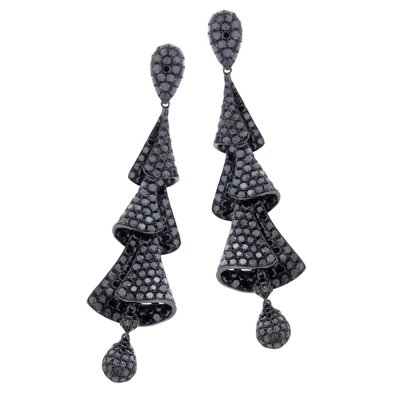 Boucles d'oreilles pendantes uniques en or blanc 18 carats avec diamants noirs brillants de 9,94 carats en vente