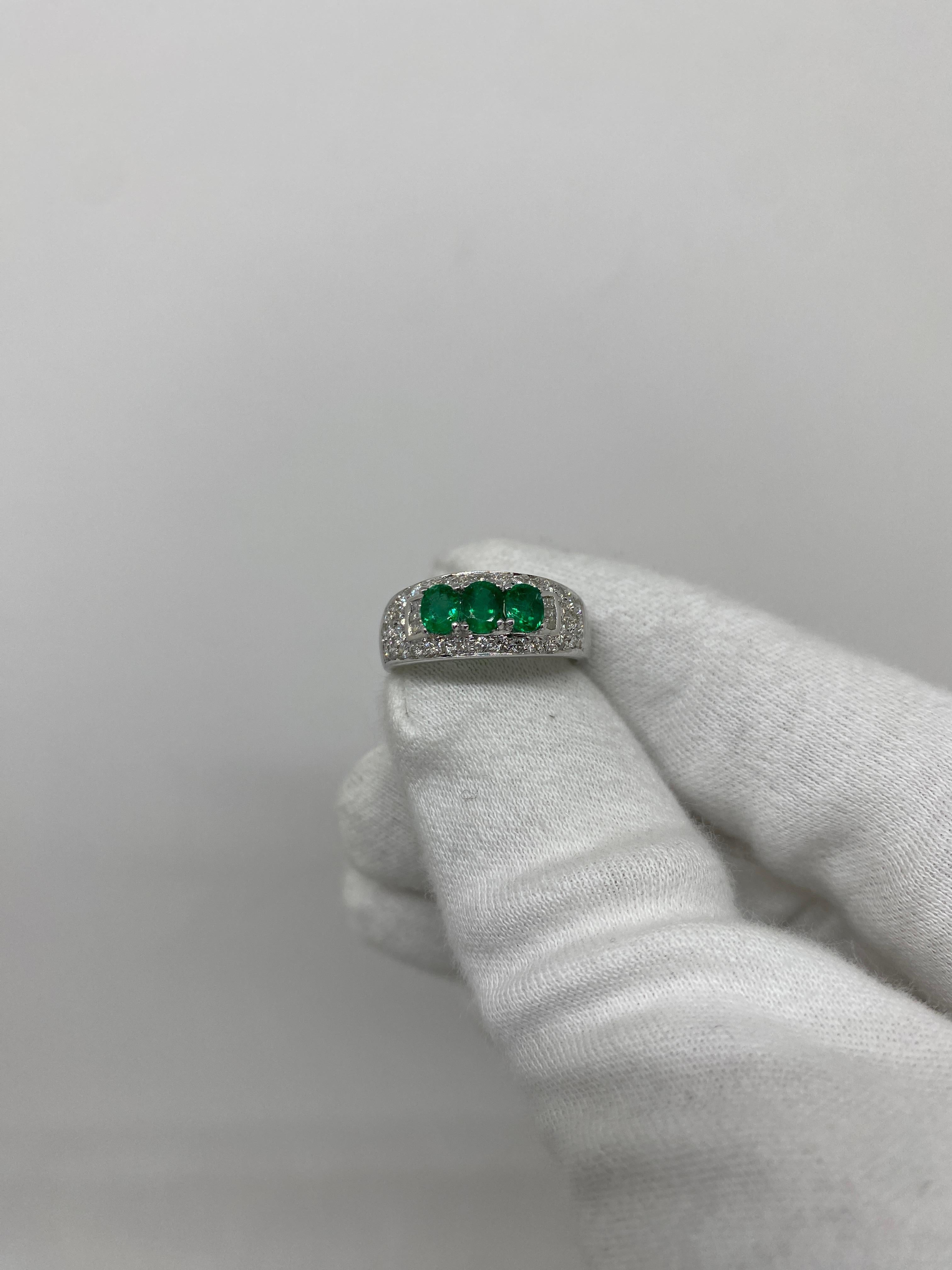 18 kt yellow gold 18 kt rhodium-plated band ring paved with natural white brilliant-cut diamonds and three natural navette-cut emeralds

Welcome to our jewelry collection, where every piece tells a story of timeless elegance and unparalleled