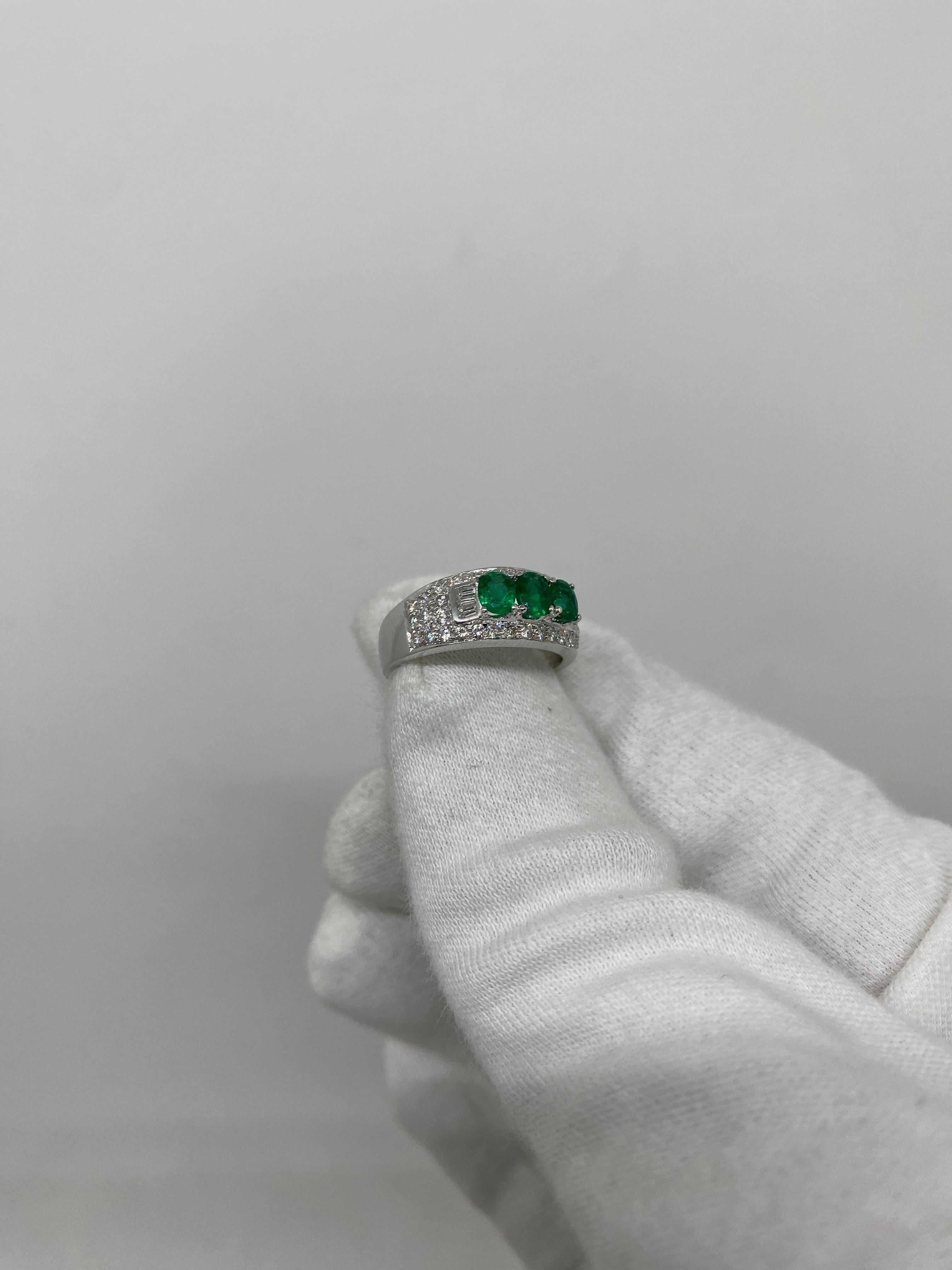 18 Karat White Gold Vintage Ring Diamond Pavé & Navette, Cut Emeralds In Excellent Condition For Sale In Bergamo, BG