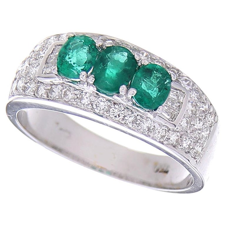 18 Karat White Gold Vintage Ring Diamond Pavé and Navette, Cut Emeralds For Sale at 1stDibs