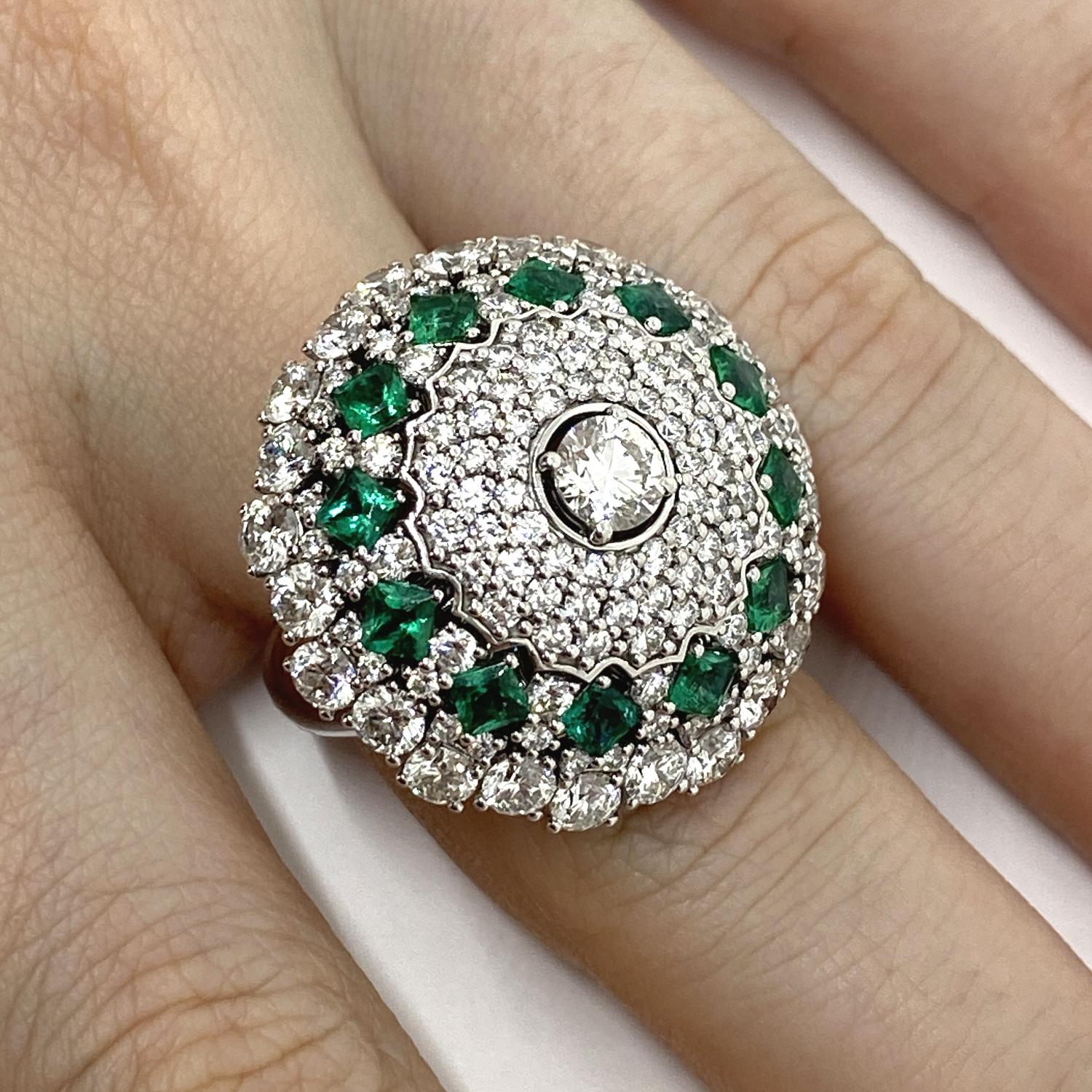 Ring made of 18kt white gold with natural square-cut emeralds for ct.1.60 and natural brilliant-cut white diamonds for ct.5.35 color G VVS

Welcome to our jewelry collection, where every piece tells a story of timeless elegance and unparalleled