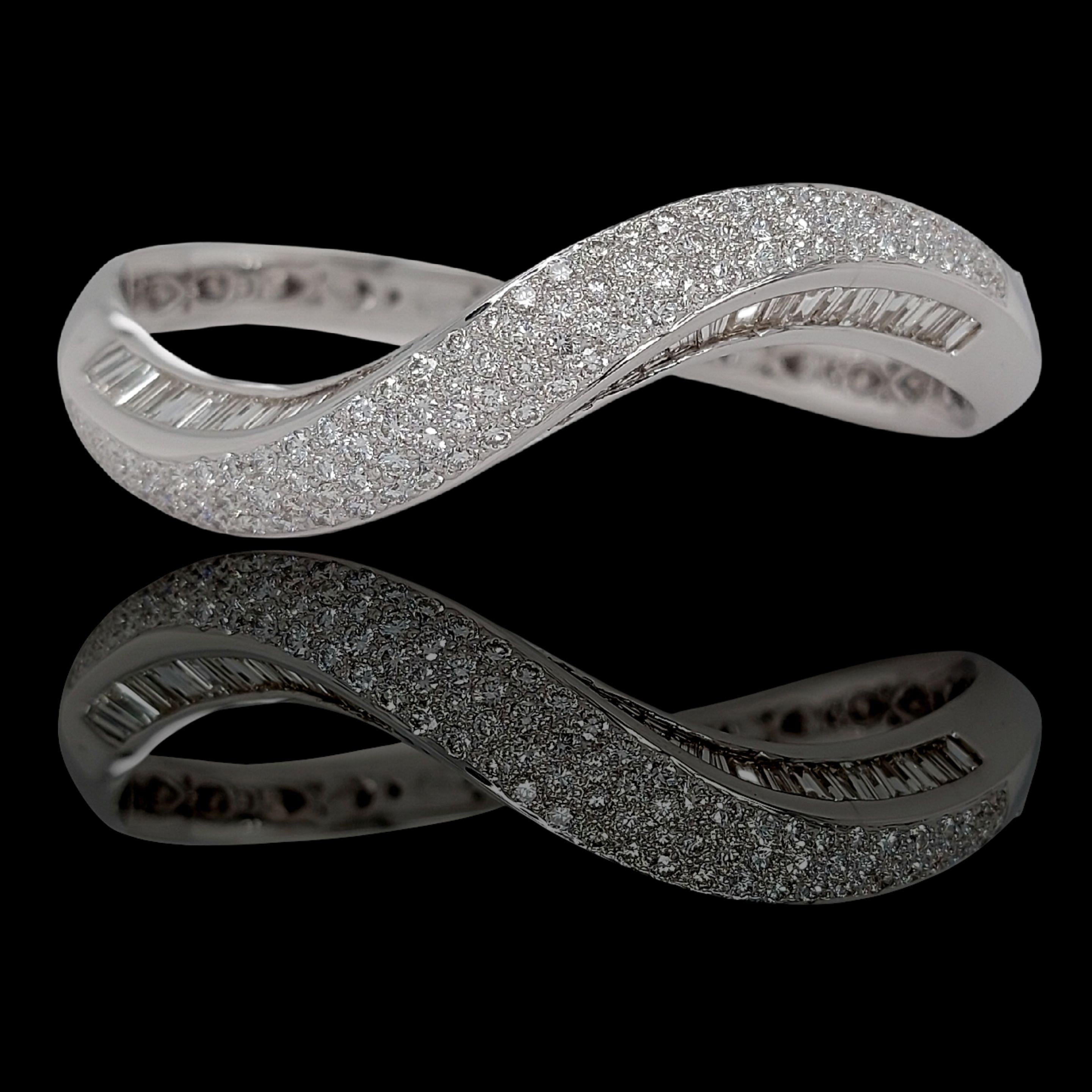 Atemberaubender ALGT-zertifizierter 18 Karat Weißgold Wave Armreif mit Diamanten im Briljant- und Baguetteschliff  Insgesamt 8,44 Karat Diamanten

Wird mit einem ALGT-Zertifikat geliefert

Diamanten: 101 natürliche Diamanten im Brillantschliff,